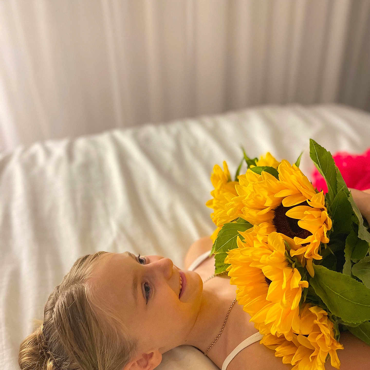 Daria Istratii a rejoint le concours — aidez-le/la à gagner de superbes lots ! baby, bed, blanket, daisy, face, flower, flowerarrangement, flowerbouquet, furniture, head, person, petal, photography, plant, portrait, rose, sleeping, smelling, spa, sunflower