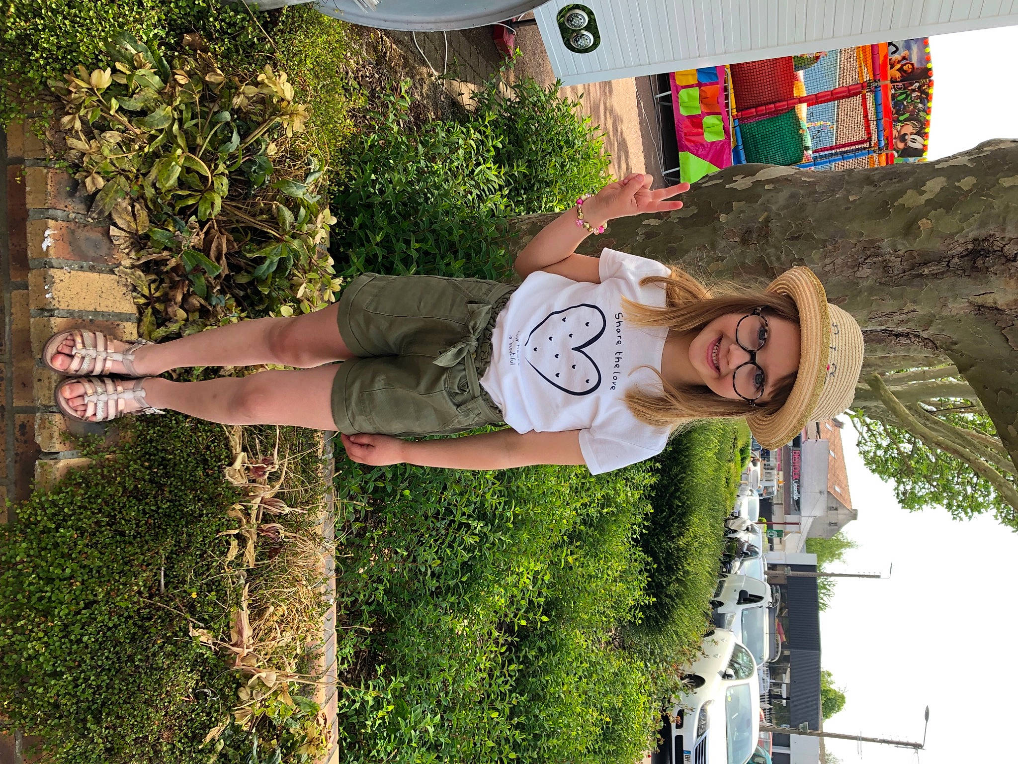 Margaux participe au concours pour gagner de l'argent avec cette photo : car, fun, grass, green, joy, leisure, person, photograph, photography, plant, shorts, shrub, sky, snapshot, t_shirt, thigh, travel, tree, wall