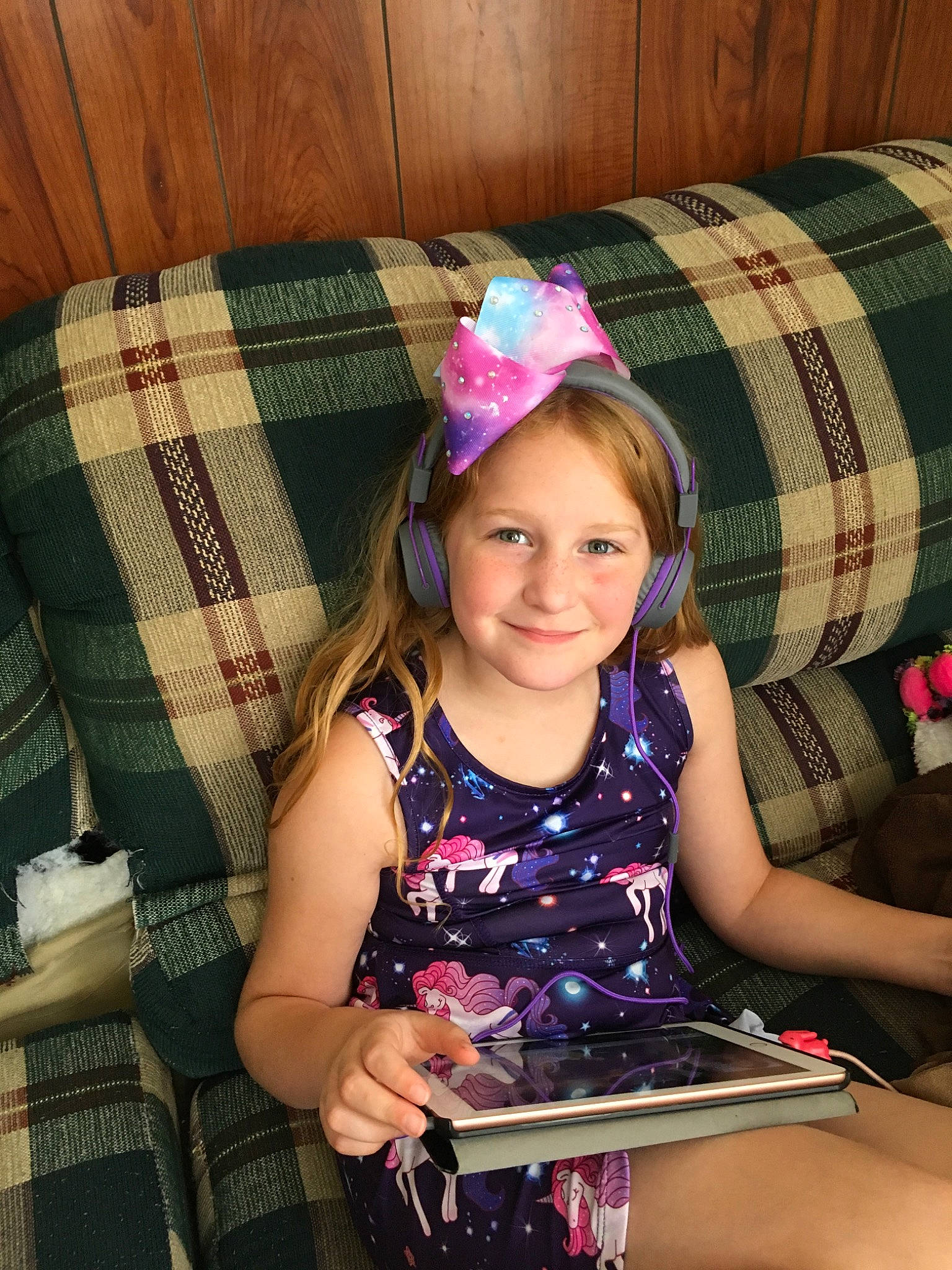 Izabella is registered to the contest to win money with this photo: arm, child, fashion_accessory, hair_accessory, happy, headband, headgear, joy, leg, person, pink, plaid, play, sitting, smile, textile, toddler