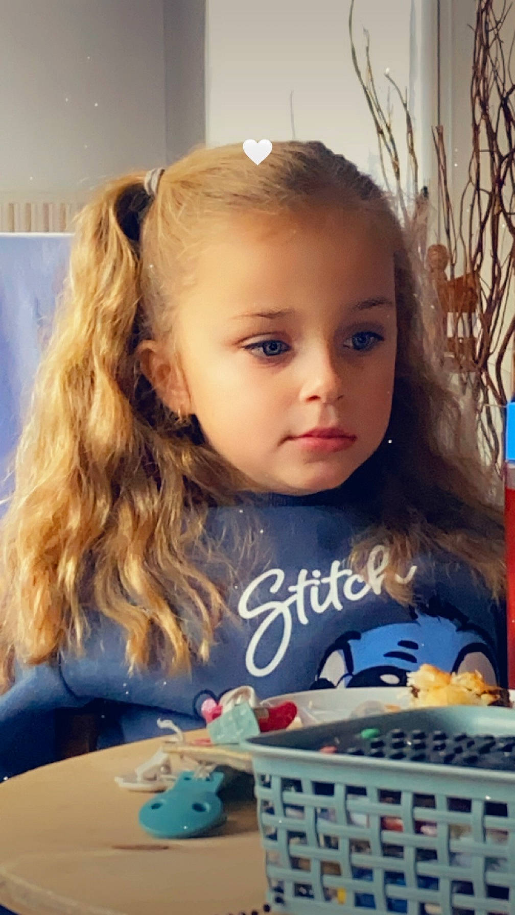 Joséphine participe au concours pour gagner de l'argent avec cette photo : birthday, blond, brown_hair, cheek, child, eyebrow, eyelash, fun, happy, indoor_games_and_sports, iris, lip, long_hair, pattern, person, play, recreation, sitting, sweetness, t_shirt