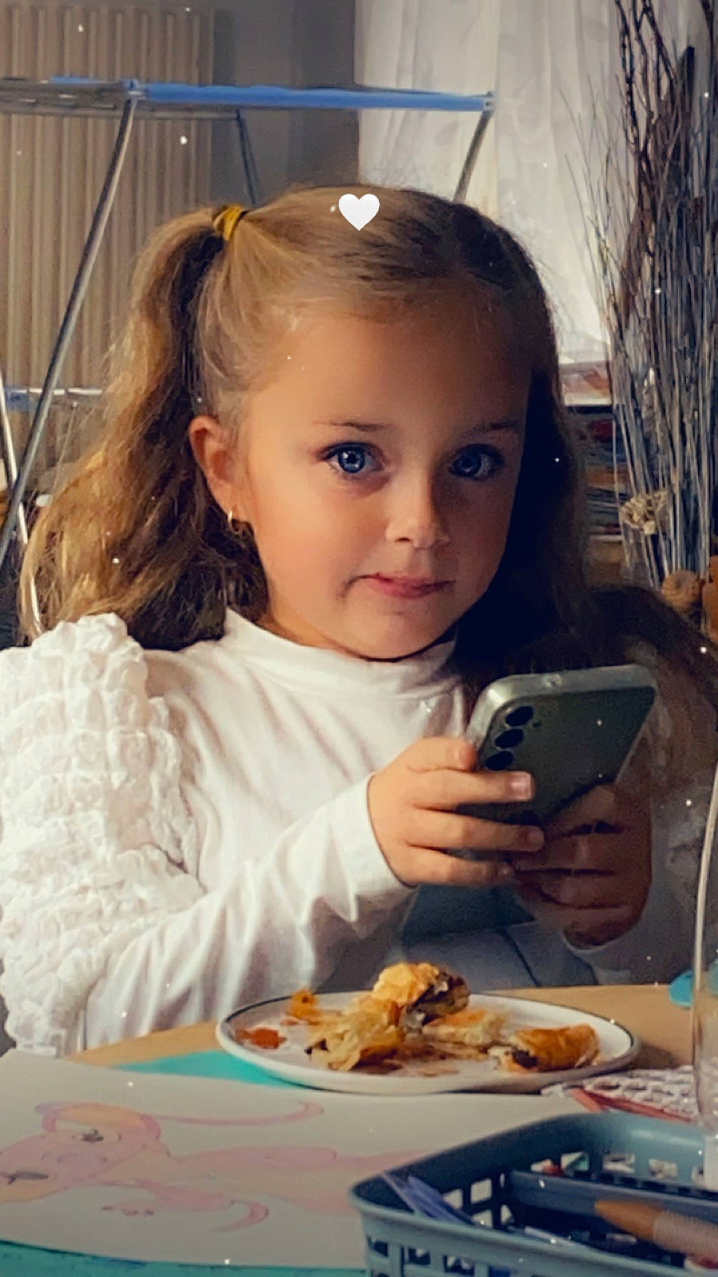 Joséphine a rejoint le concours — aidez-le/la à gagner de superbes lots ! cake, chair, child, comfort_food, cuisine, dessert, dish, eating, eyelash, finger_food, food, food_craving, fruit, junk_food, person, plate, recipe, sweetness, table, tableware