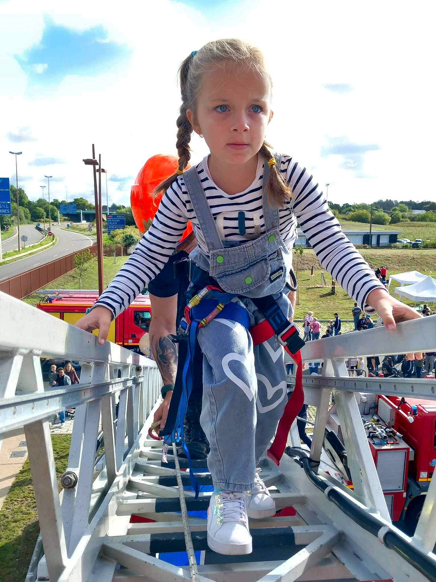 Joséphine a rejoint le concours — aidez-le/la à gagner de superbes lots ! baby_toddler_clothing, city, cloud, electric_blue, engineering, fun, happy, leisure, nonbuilding_structure, person, plant, recreation, sky, sleeve, stairs, t_shirt, toddler, tree, vacation