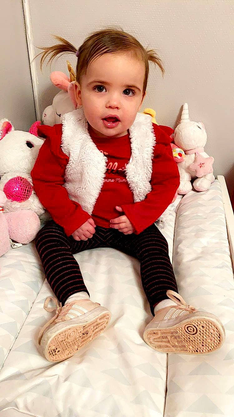 Elhyanna participe au concours pour gagner de l'argent avec cette photo : baby_toddler_clothing, cheek, child, collar, comfort, dress, face, fur, happy, head, pattern, person, pink, shoe, sitting, skin, sleeve, stuffed_toy, textile, toddler