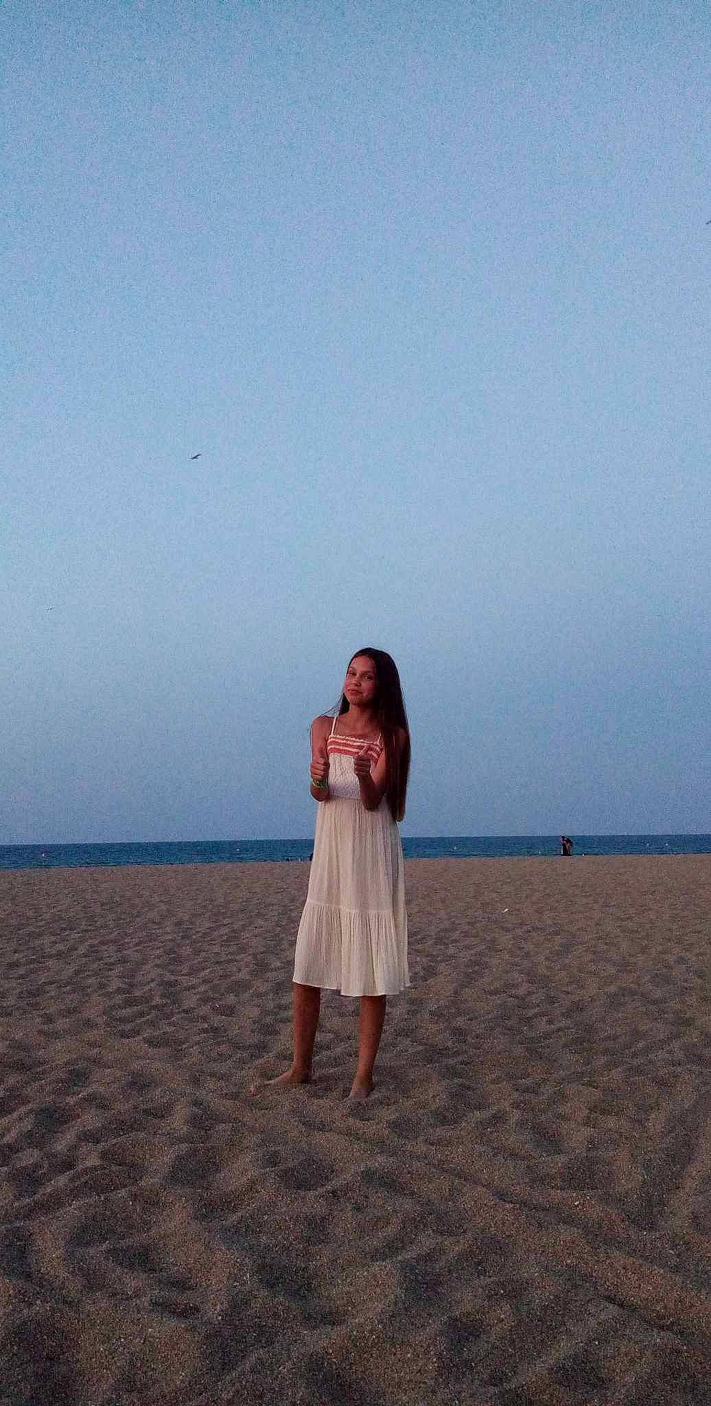 Sarah a rejoint le concours — aidez-le/la à gagner de superbes lots ! azure, barefoot, beach, calm, ecoregion, fun, gesture, happy, horizon, human_leg, joy, landscape, people_in_nature, people_on_beach, person, sand, shore, sky, travel, tree