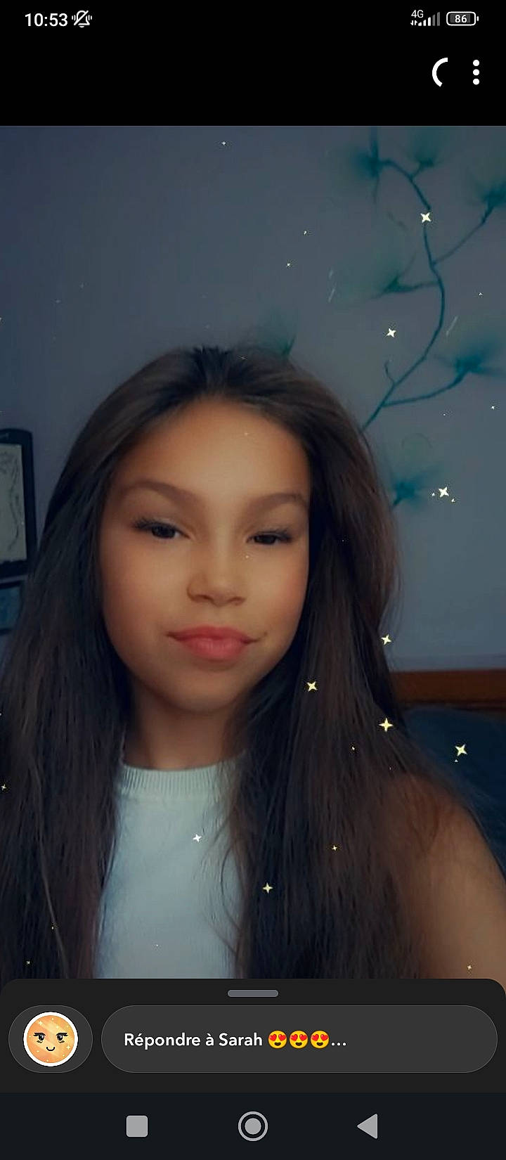 Sarah a rejoint le concours — aidez-le/la à gagner de superbes lots ! bangs, black_hair, brown_hair, cheek, eyebrow, eyelash, flash_photography, forehead, fun, hair, happy, jaw, joy, layered_hair, lip, long_hair, neck, nose, person, shoulder