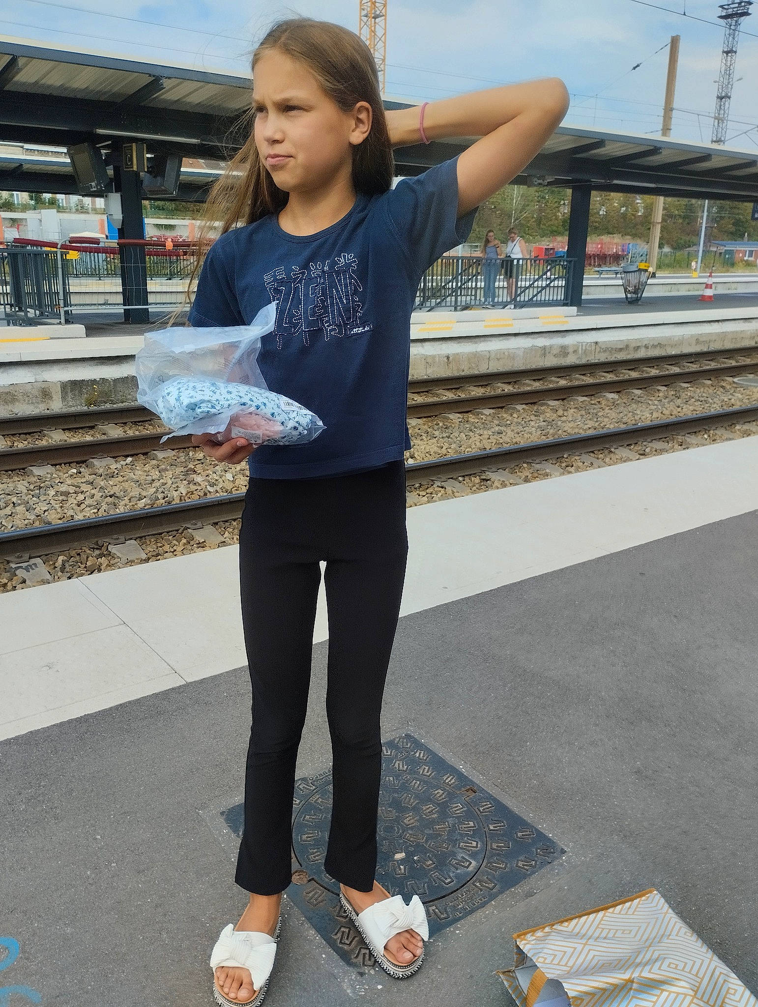 Sarah a rejoint le concours — aidez-le/la à gagner de superbes lots ! asphalt, cool, denim, eyewear, gesture, happy, infrastructure, knee, leg, leisure, line, people, person, photograph, sky, sleeve, sportswear, standing, thigh, travel