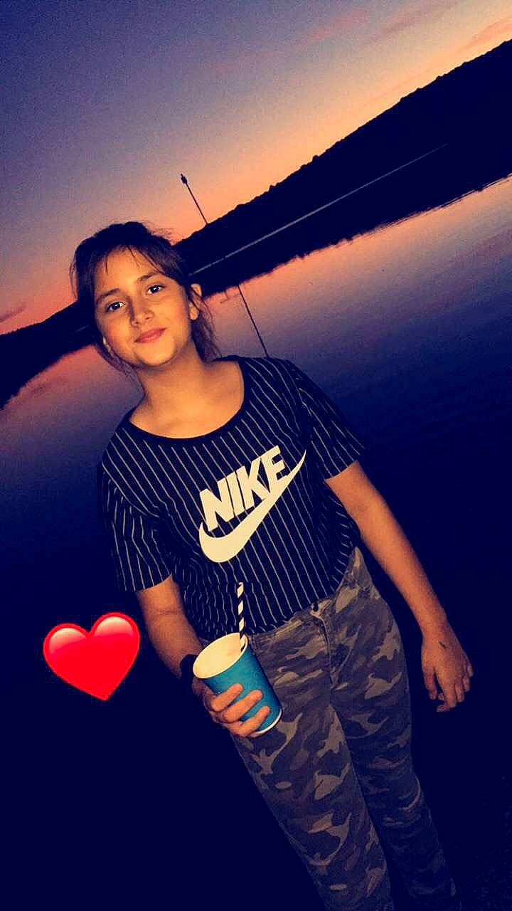 Mathea a rejoint le concours — aidez-le/la à gagner de superbes lots ! black_hair, cloud, cool, flash_photography, happy, person, photography, sky, smile, standing, t_shirt