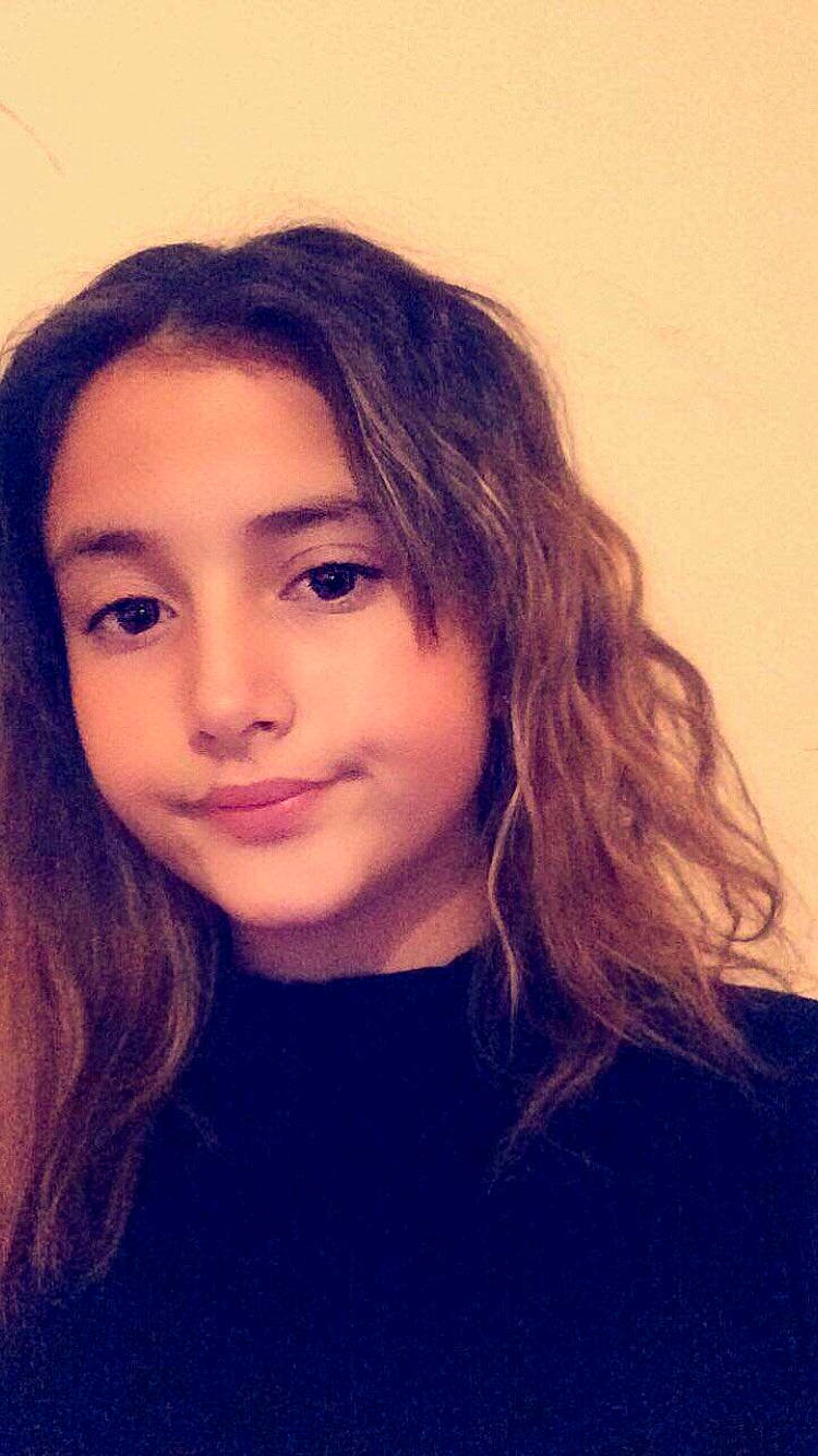 Mathea a rejoint le concours — aidez-le/la à gagner de superbes lots ! beauty, black_hair, brown_hair, chin, eyebrow, face, forehead, hair, hair_coloring, hairstyle, head, jaw, layered_hair, lip, long_hair, nose, person, photography, portrait, selfie