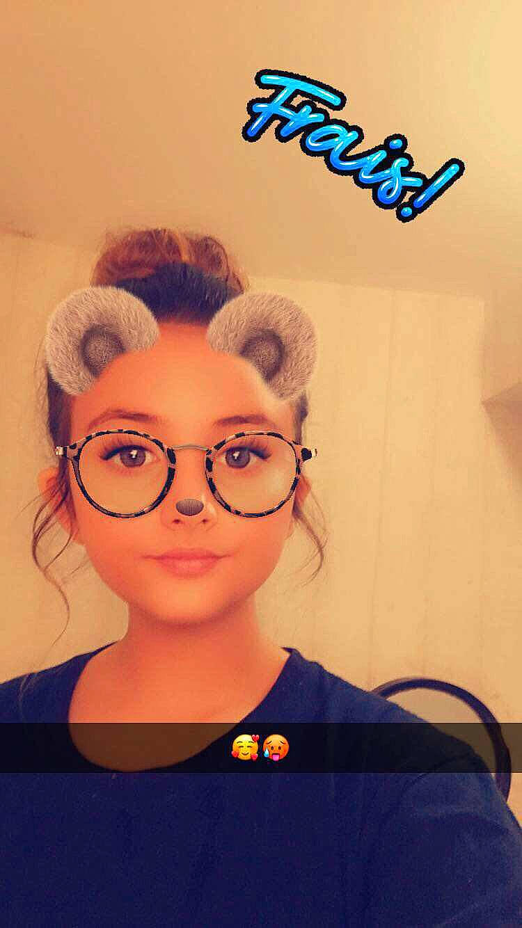 Mathea a rejoint le concours — aidez-le/la à gagner de superbes lots ! cool, ear, eyebrow, eyewear, face, forehead, gesture, glasses, hair, hairstyle, head, illustration, nose, person, photography, selfie, smile, vision_care