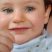 Luc a rejoint le concours — aidez-le/la à gagner de superbes lots ! bee_pattern, bib, blue_eyes, child, closeup, cute, expression, face, family, hair, hand, happy, indoor, joy, person, portrait, skin, smile, toddler, young