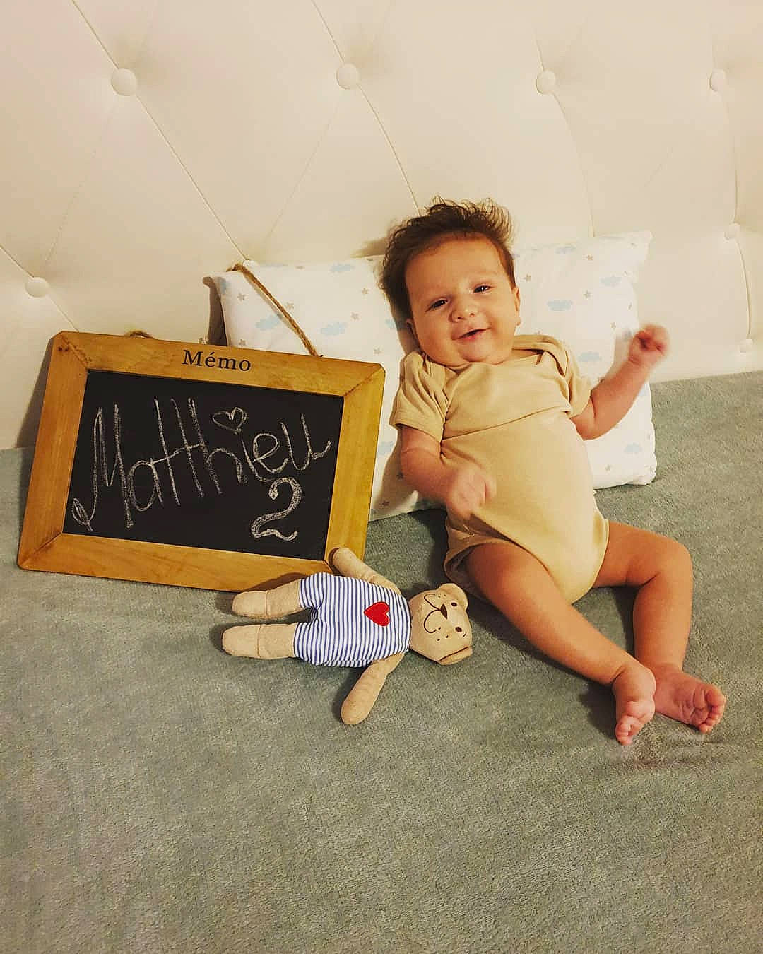 Matthieu participe au concours pour gagner de l'argent avec cette photo : baby, blackboard, child, floor, flooring, leg, person, photography, play, room, sitting, toddler, vacation, wood