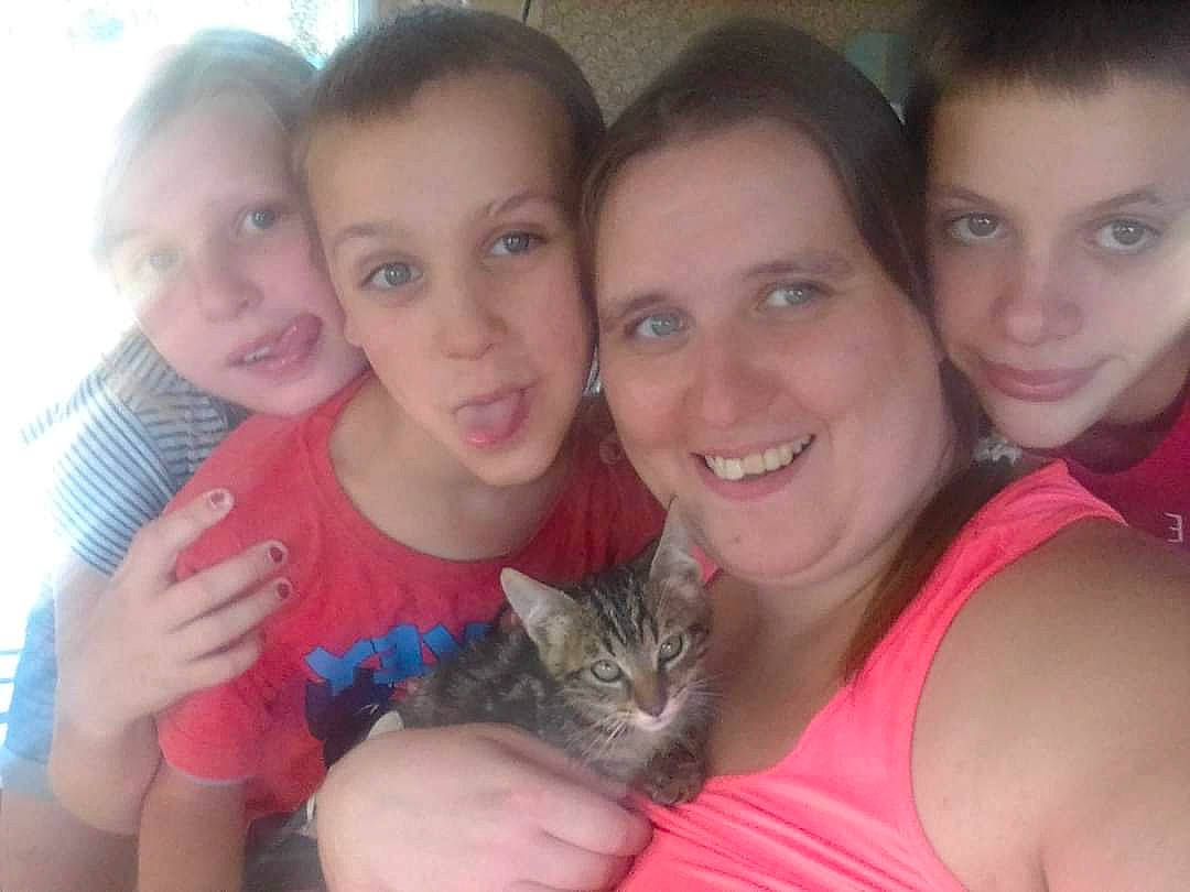 Leo a rejoint le concours — aidez-le/la à gagner de superbes lots ! carnivore, cat, child, eye, facial_expression, felidae, gesture, happy, head, human, interaction, iris, mouth, neck, nose, organ, skin, small_to_medium_sized_cats, smile, whiskers