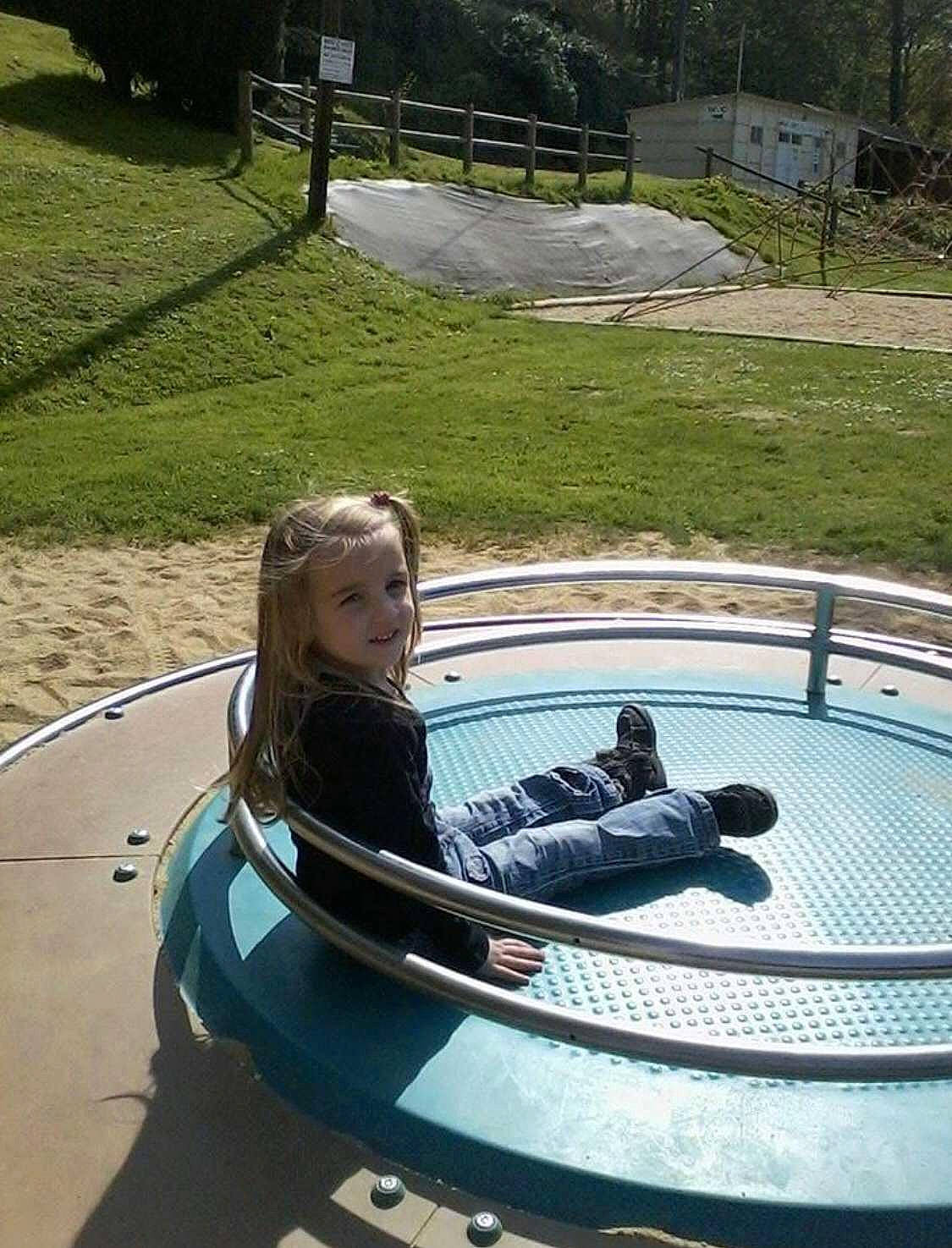 Stella participe au concours pour gagner de l'argent avec cette photo : automotive_exterior, automotive_tire, automotive_wheel_system, bumper, circle, composite_material, concrete, fun, games, grass, landscape, leisure, motor_vehicle, person, plant, recreation, rim, tree, vacation, water