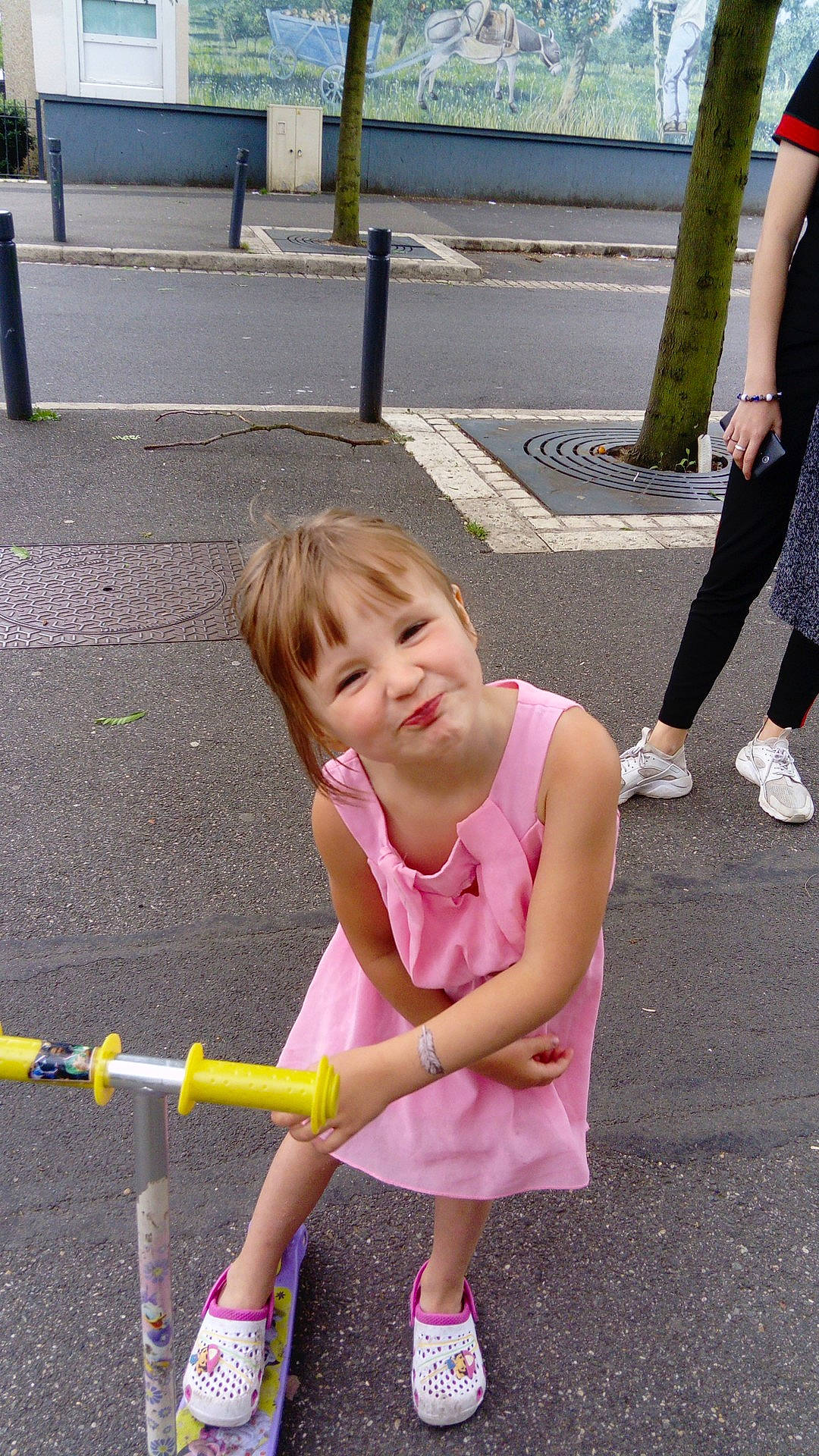 Solene participe au concours pour gagner de l'argent avec cette photo : child, day, footwear, fun, girl, leg, person, pink, play, playground, product, public_space, recreation, shoe, sitting, smile, snapshot, summer, toddler, vacation