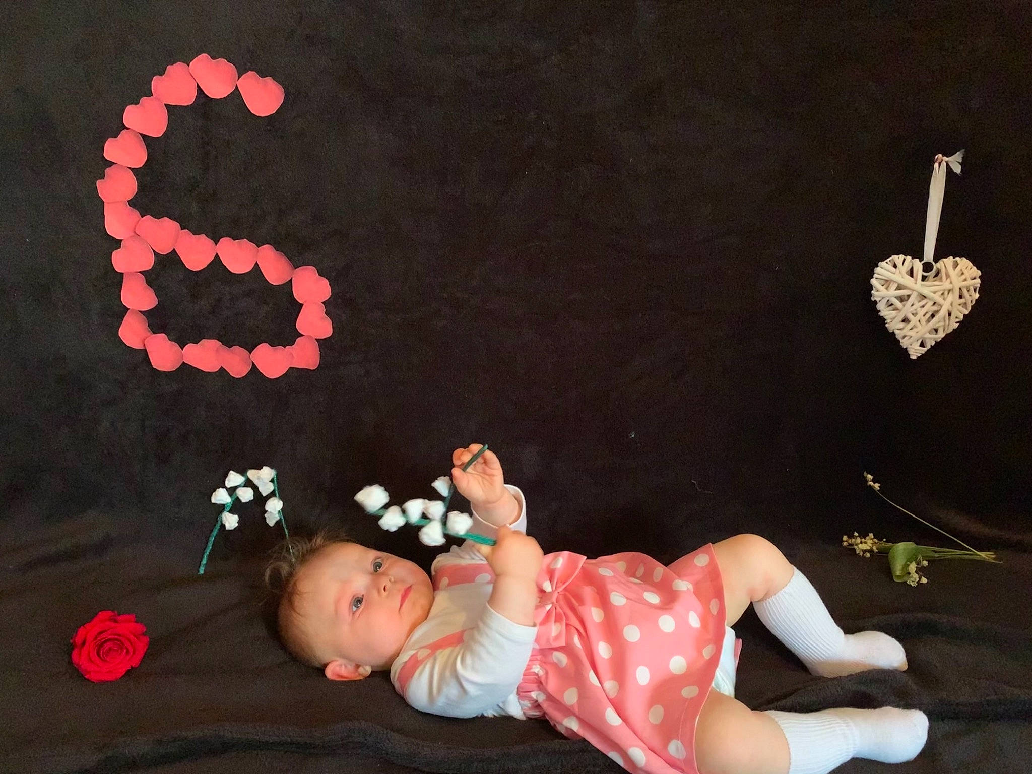 Malyana a rejoint le concours — aidez-le/la à gagner de superbes lots ! baby, baby_toddler_clothing, barefoot, body_jewelry, costume_hat, design, event, font, foot, fun, gesture, happy, holiday, jewellery, pattern, person, pink, product, red, sock