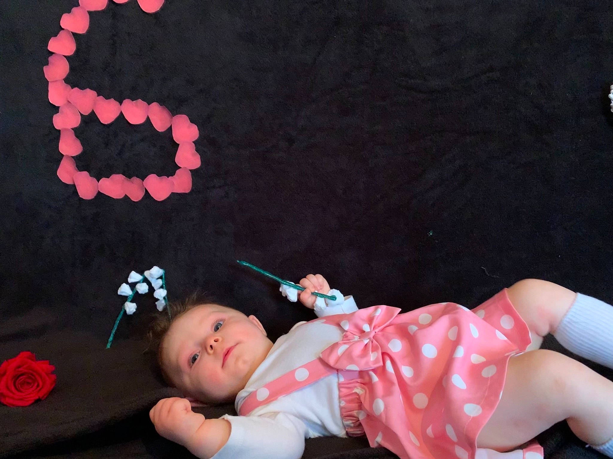 Malyana a rejoint le concours — aidez-le/la à gagner de superbes lots ! baby, baby_products, baby_toddler_clothing, carmine, child, facial_expression, foot, fun, gesture, happy, human_leg, knee, lap, magenta, pattern, person, pink, room, sitting, thigh