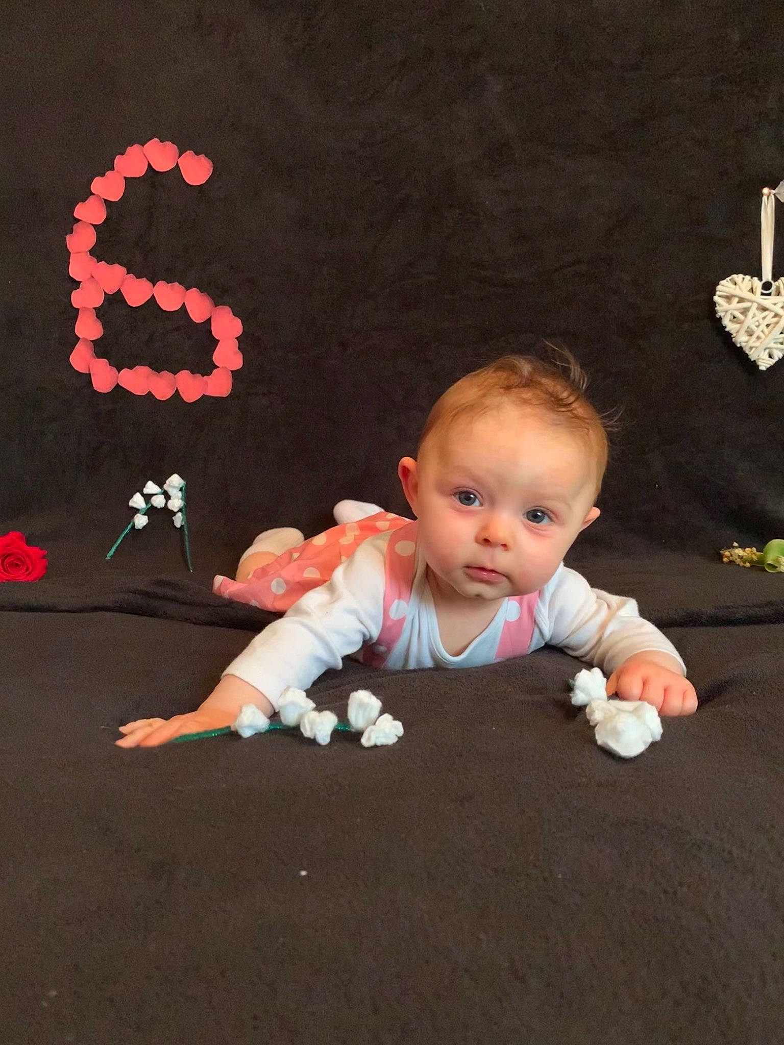 Malyana a rejoint le concours — aidez-le/la à gagner de superbes lots ! baby, baby_toddler_clothing, carmine, carpet, cheek, child, darkness, event, flash_photography, flooring, fun, grass, happy, head, lighting, person, room, sitting, standing, toddler