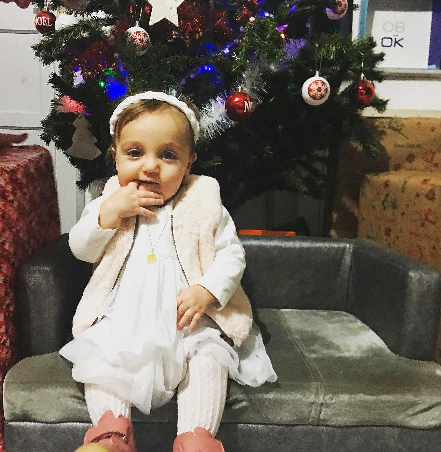 Jade a rejoint le concours — aidez-le/la à gagner de superbes lots ! child, christmas, christmas_decoration, christmas_ornament, christmas_tree, event, fun, fur, happy, holiday, holiday_ornament, lap, living_room, ornament, person, plant, sitting, smile, toddler, tradition