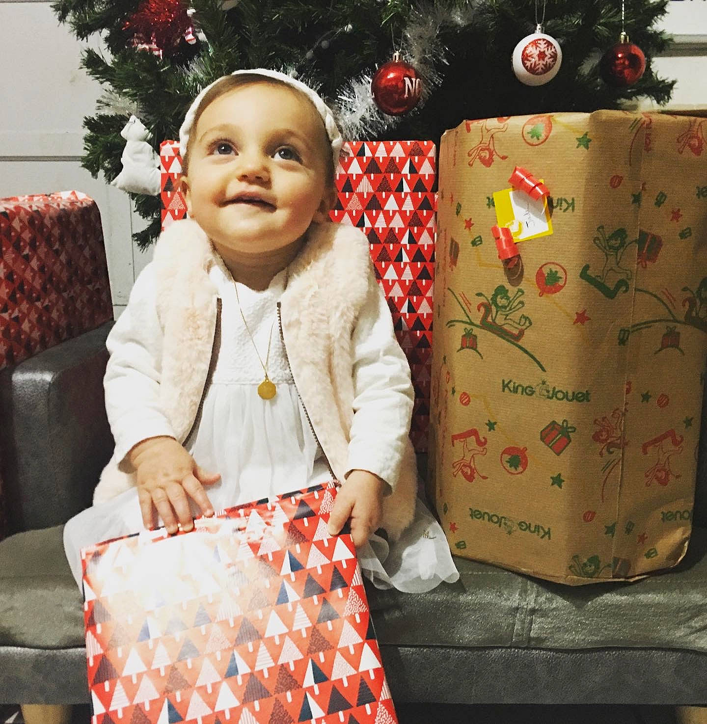 Jade a rejoint le concours — aidez-le/la à gagner de superbes lots ! baby_toddler_clothing, bag, child, christmas, christmas_ornament, christmas_tree, event, fashion_accessory, happy, holiday, holiday_ornament, joy, linens, ornament, pattern, person, sleeve, smile, textile, toddler