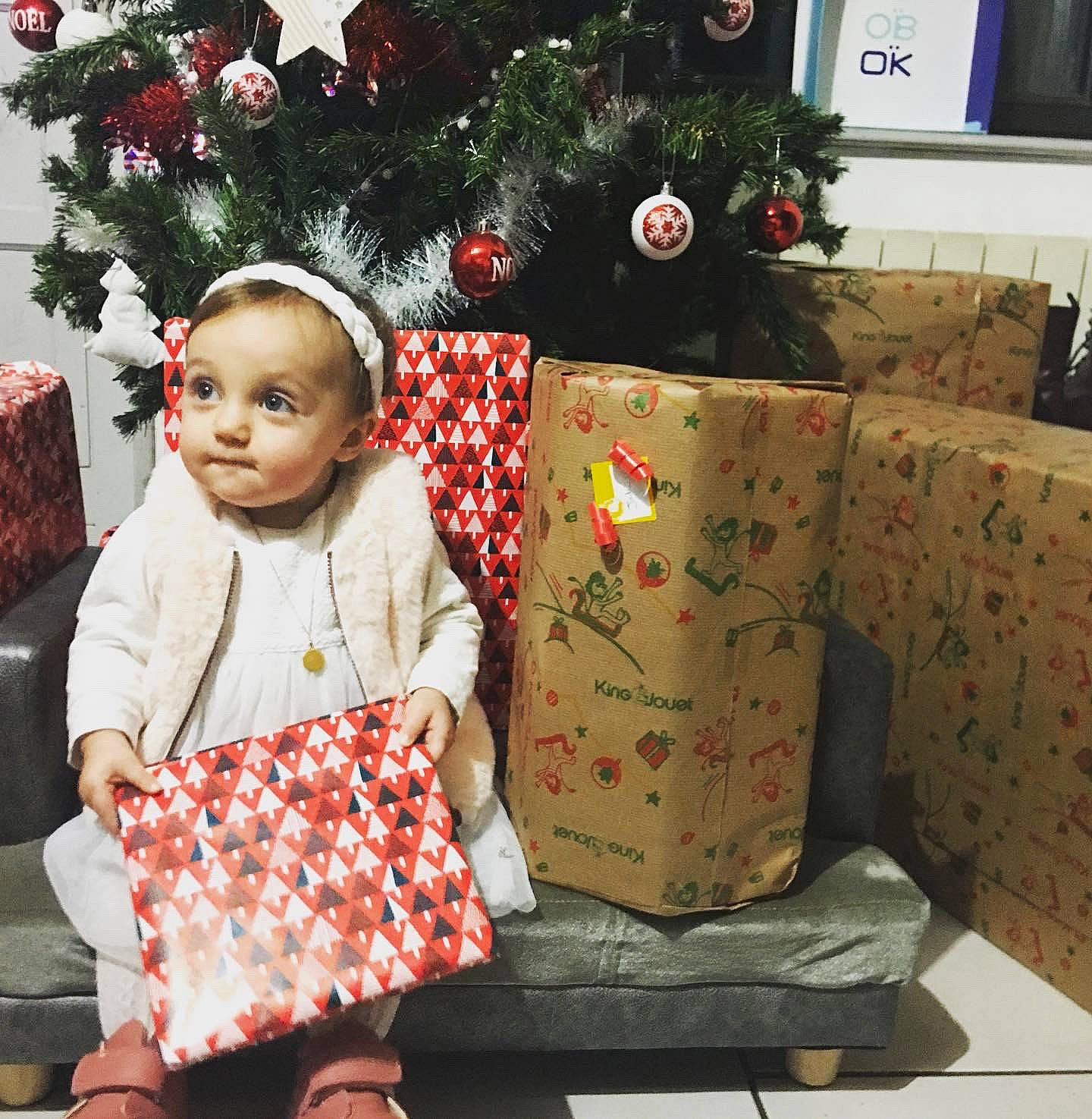 Jade a rejoint le concours — aidez-le/la à gagner de superbes lots ! baby_toddler_clothing, christmas, christmas_decoration, christmas_eve, christmas_ornament, christmas_tree, conifer, dress, event, happy, holiday, holiday_ornament, human_leg, ornament, pattern, person, room, sleeve, snapshot, television