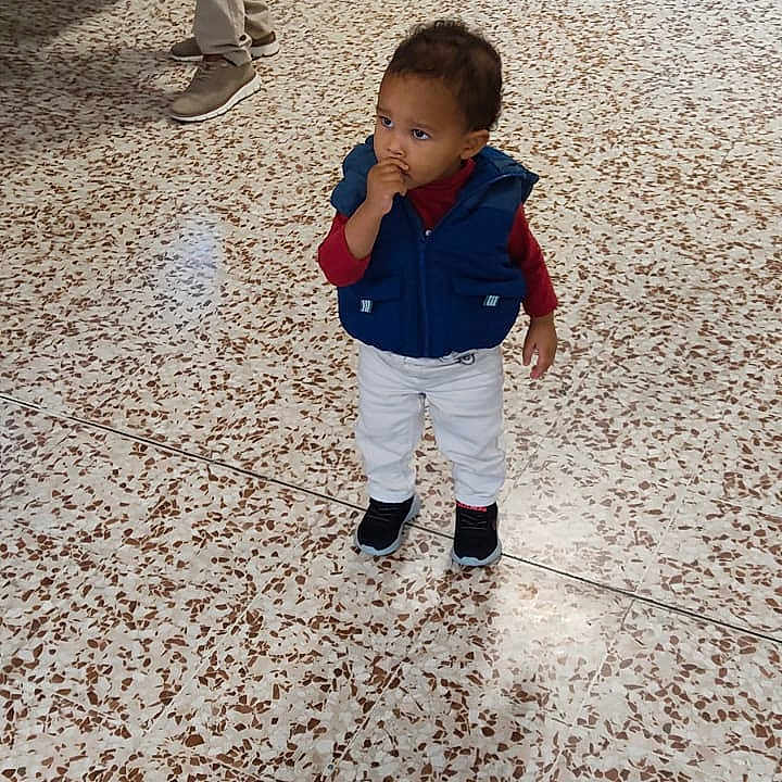 Mya a rejoint le concours — aidez-le/la à gagner de superbes lots ! adult, balloon, boy, child, clothing, coat, face, footwear, head, jeans, male, man, pants, people, person, photography, portrait, shoe, shorts, walking