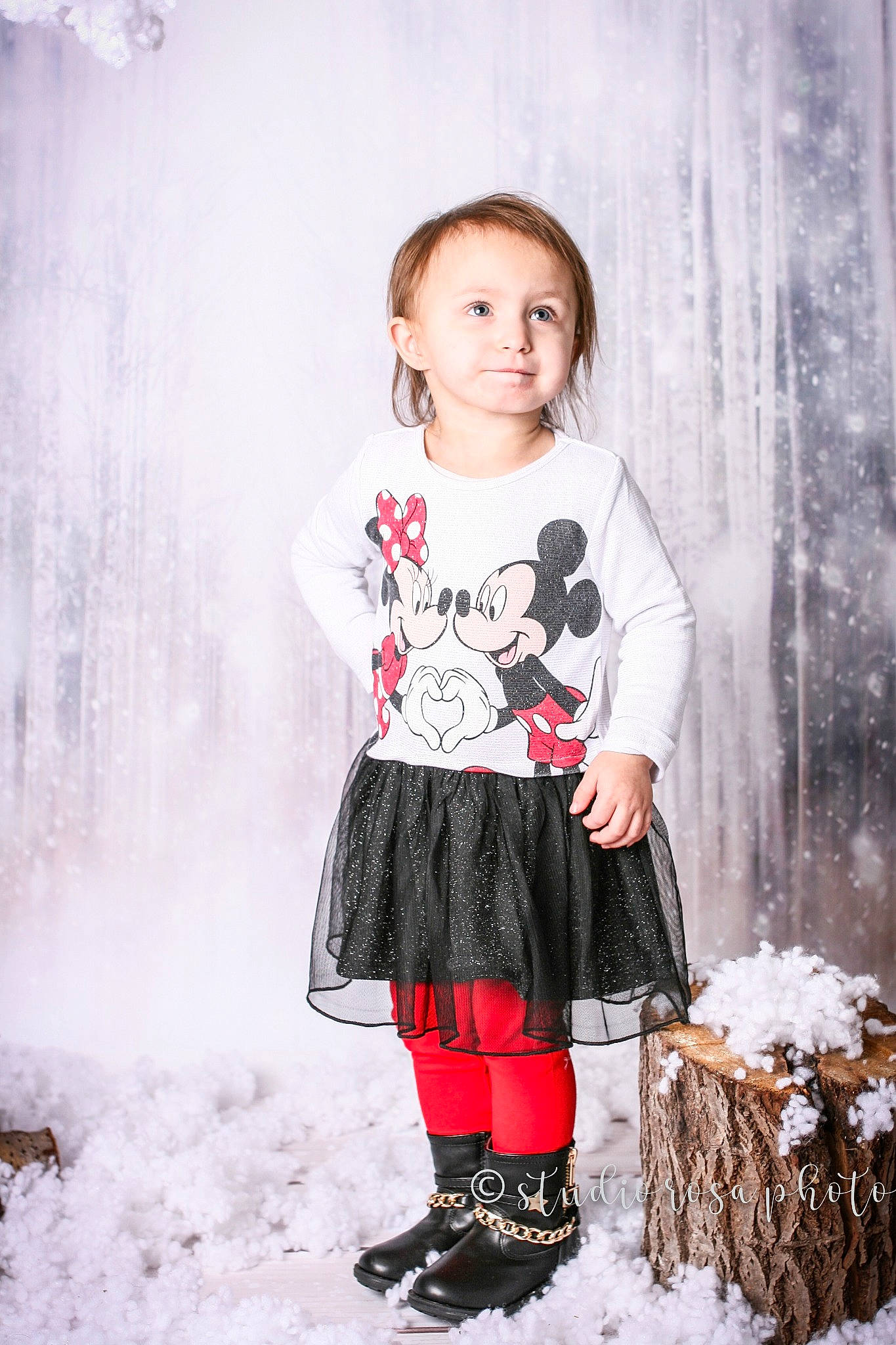 Leeloo participe au concours pour gagner de l'argent avec cette photo : child, clothing, costume, girl, outerwear, person, sleeve, toddler, winter