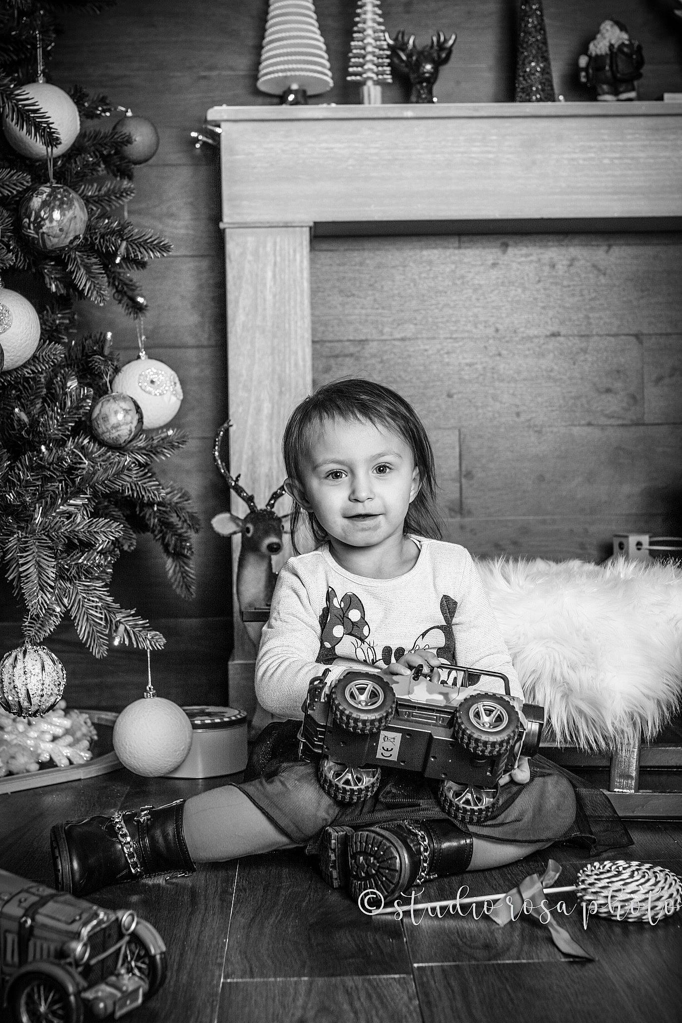 Leeloo participe au concours pour gagner de l'argent avec cette photo : black, black_and_white, child, girl, monochrome, monochrome_photography, person, photograph, photography, portrait, portrait_photography, sitting, smile, snapshot, stock_photography, style, toddler