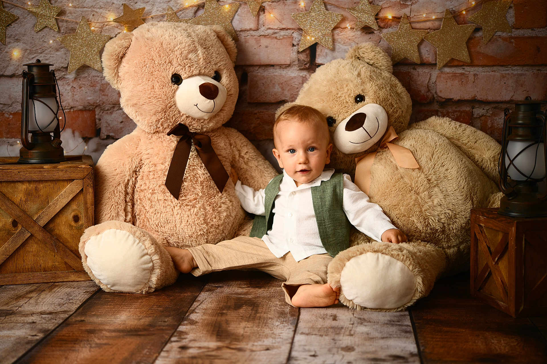 Arvid a rejoint le concours — aidez-le/la à gagner de superbes lots ! baby, teddy_bear, stuffed_animal, child, plush_toy, lantern, wooden_crate, brick_wall, star_decoration, flooring, vest, white_shirt, beige_pants, barefoot, indoor, portrait, smile, cute, cozy, warm_lighting