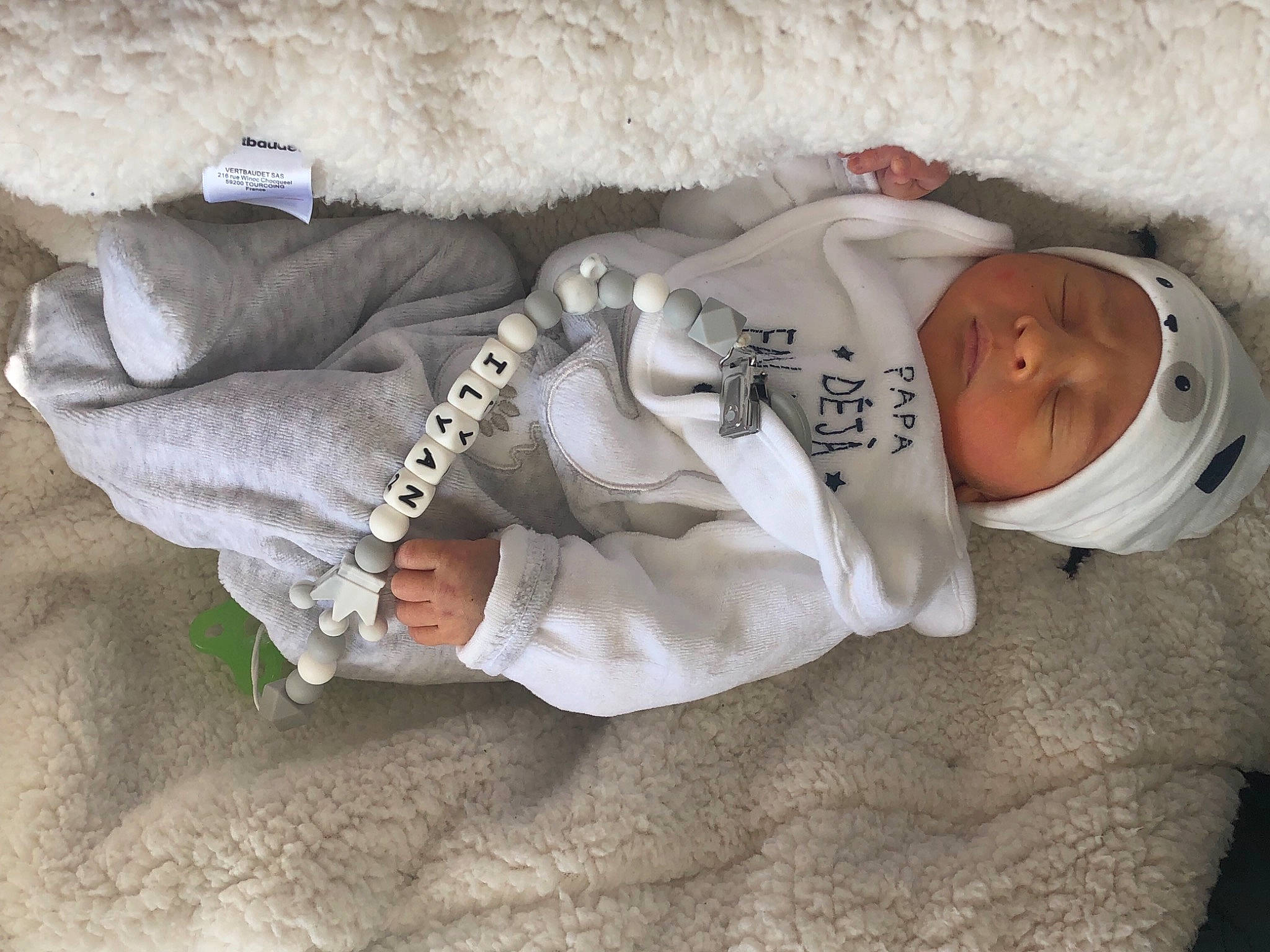 Ilyan a rejoint le concours — aidez-le/la à gagner de superbes lots ! baby, baby_products, baby_sleeping, baby_toddler_clothing, bedding, bedtime, child, comfort, fur, hand, head, headwear, human_body, linens, nap, person, sitting, sleep, sleeve, toddler