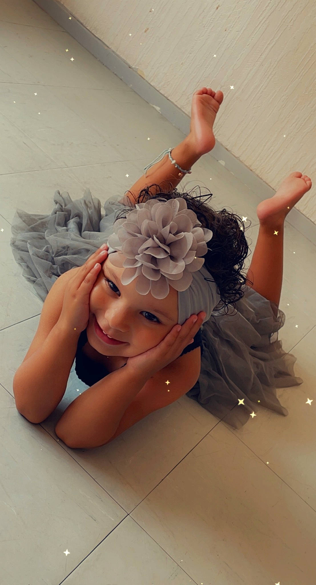 Assya a rejoint le concours — aidez-le/la à gagner de superbes lots ! dress, finger, flash_photography, flooring, flower, gesture, hand, happy, headpiece, headwear, human_body, joint, knee, leg, neck, person, petal, plant, shoe, shoulder