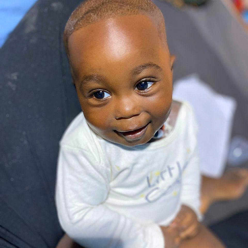 Doune participe au concours pour gagner de l'argent avec cette photo : toddler, child, smiling, face, eyes, sitting, white_shirt, indoor, cute, portrait, baby, happy, skin, head, clothing, person, young_child, expression, people, casual