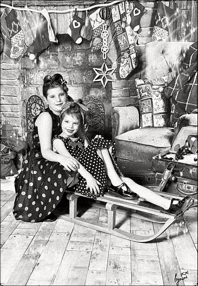 Angoon participe au concours pour gagner de l'argent avec cette photo : black_and_white, child, family, fun, furniture, joy, monochrome, monochrome_photography, people, person, photograph, photography, retro_style, sitting, snapshot, stock_photography, style