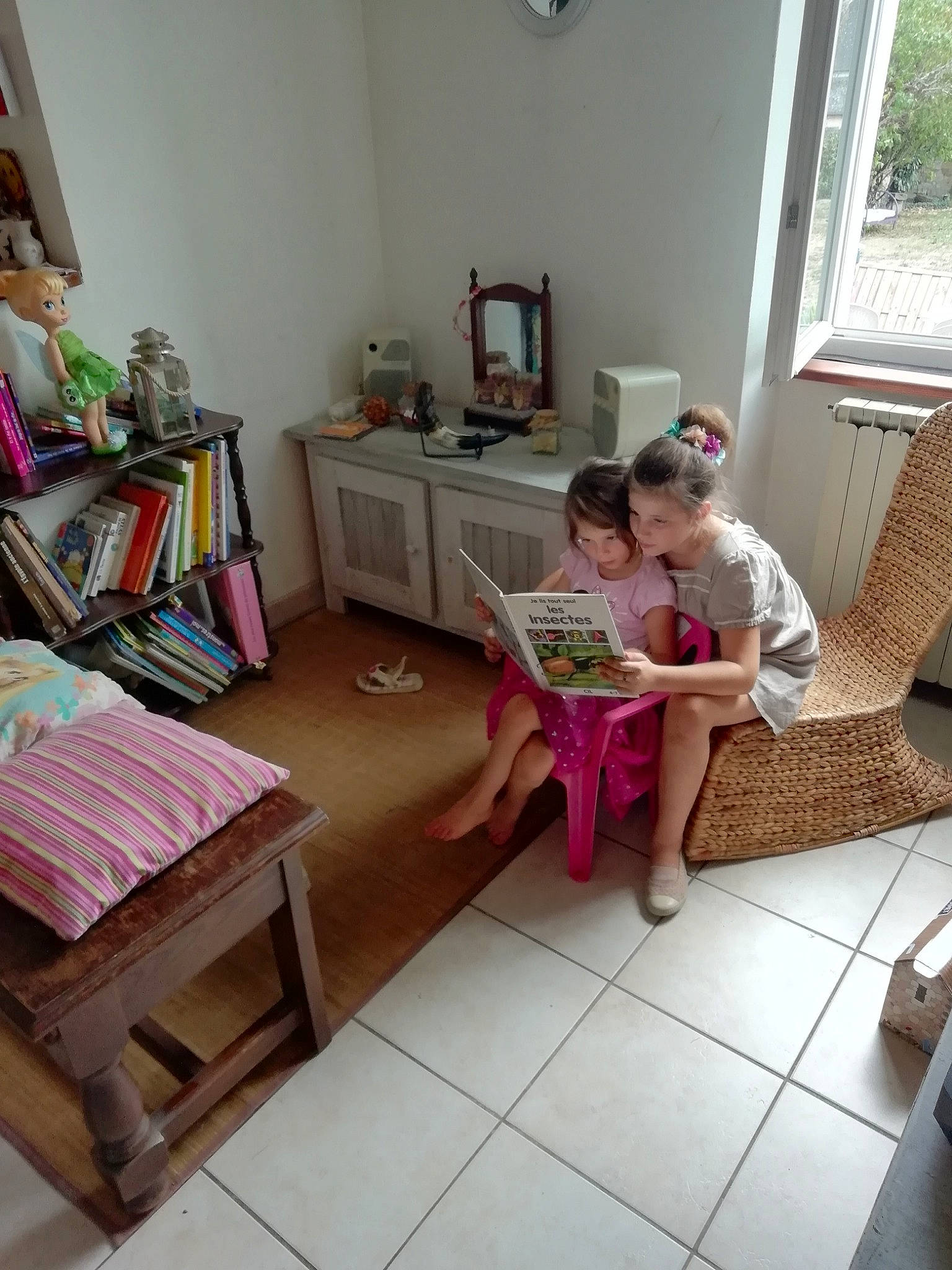 Angoon participe au concours pour gagner de l'argent avec cette photo : child, floor, flooring, furniture, home, house, interior_design, living_room, person, play, property, room, table, toddler, vacation