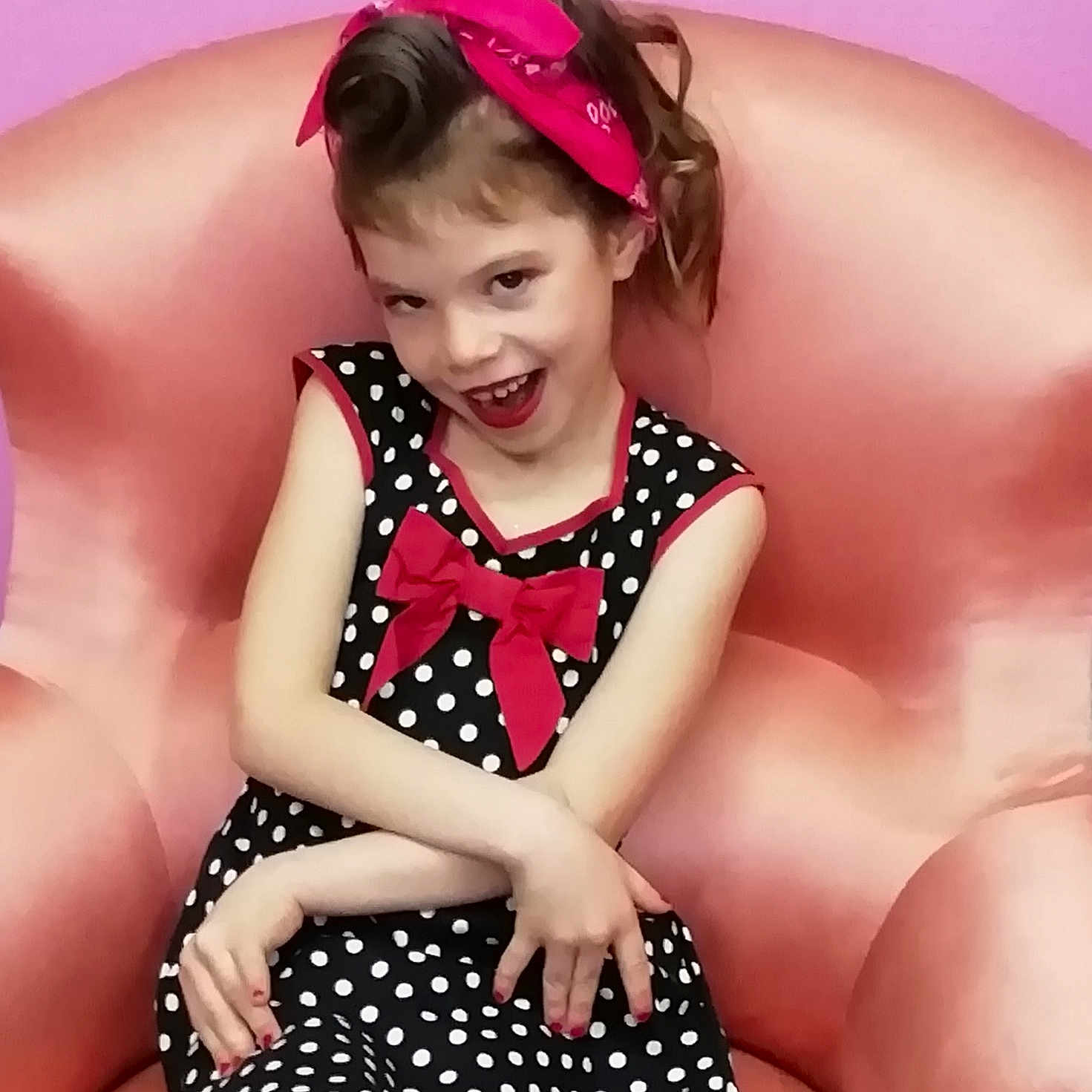 Angoon participe au concours pour gagner de l'argent avec cette photo : child, child_model, clothing, design, joy, pattern, person, photo_shoot, photography, pink, polka_dot, sitting, toddler