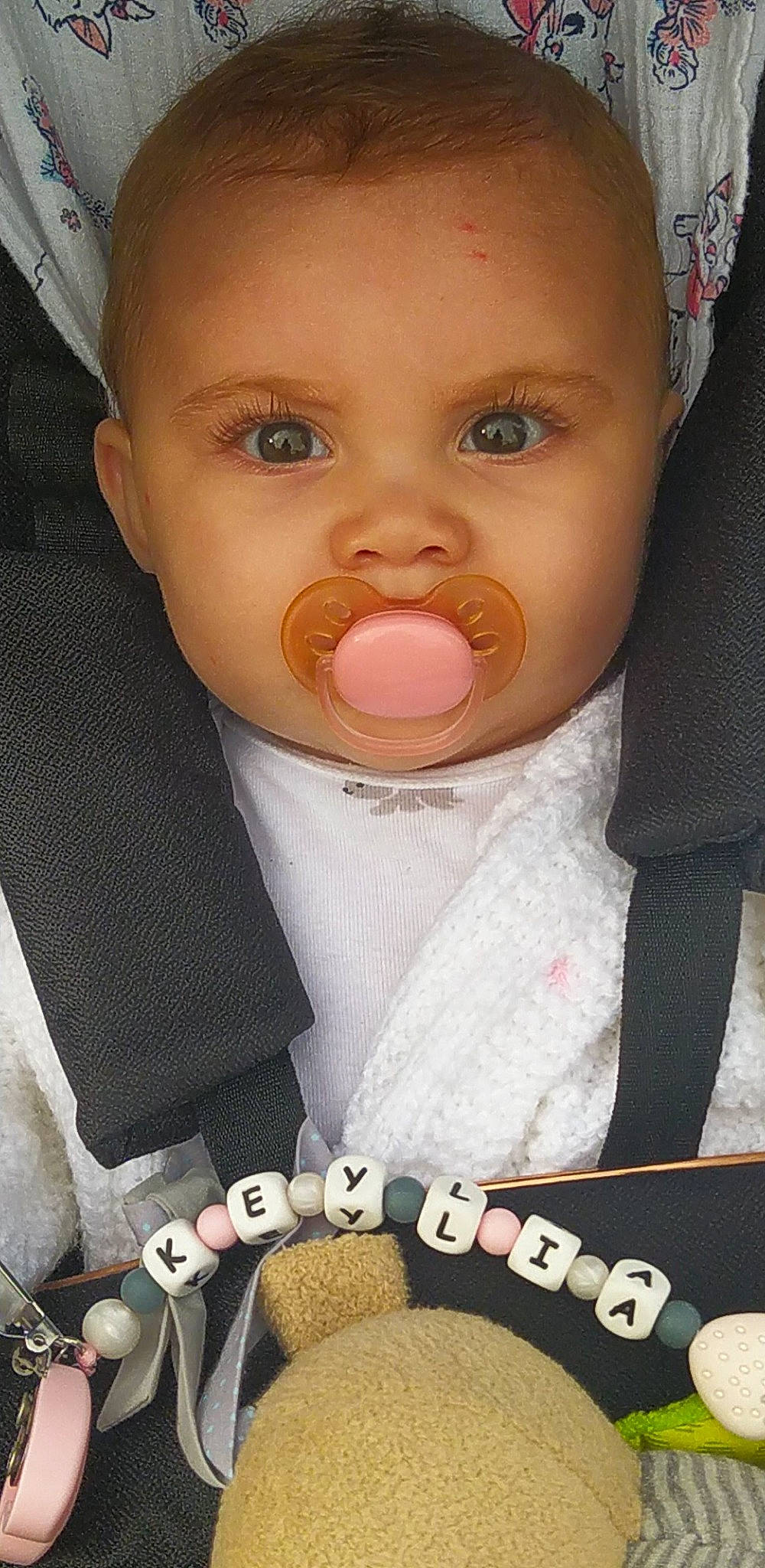 Keylia a rejoint le concours — aidez-le/la à gagner de superbes lots ! baby, baby_products, baby_toddler_clothing, button, car_seat, cheek, child, drinkware, eyelash, happy, human, lip, mouth, nail, nose, person, photo_caption, photography, skin, sleeve