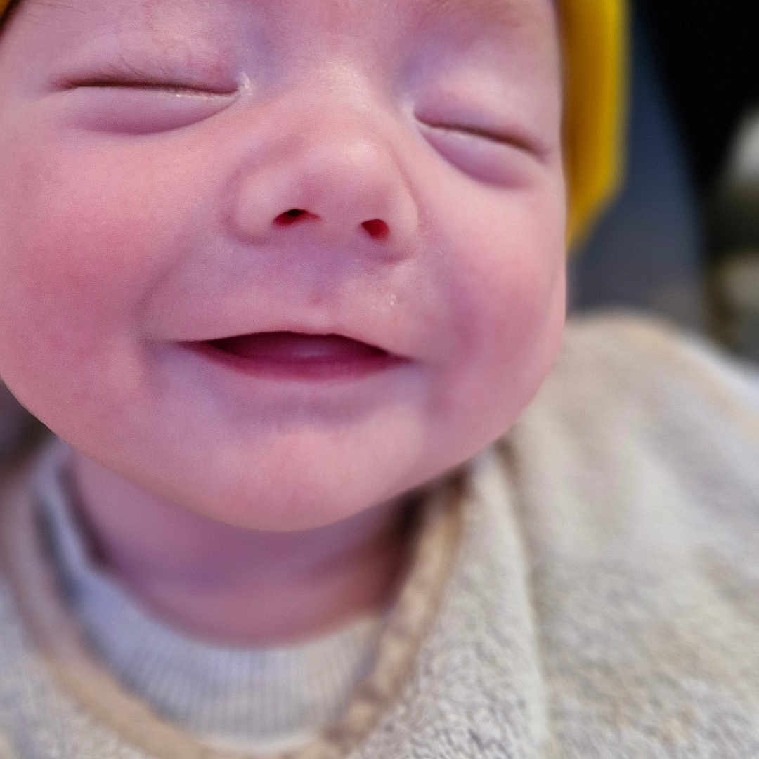 Tayler a rejoint le concours — aidez-le/la à gagner de superbes lots ! baby, beanie, bodypart, bonnet, cap, clothing, face, happy, hat, head, hood, knitwear, mouth, newborn, person, photography, portrait, sleeping, smile, sweater