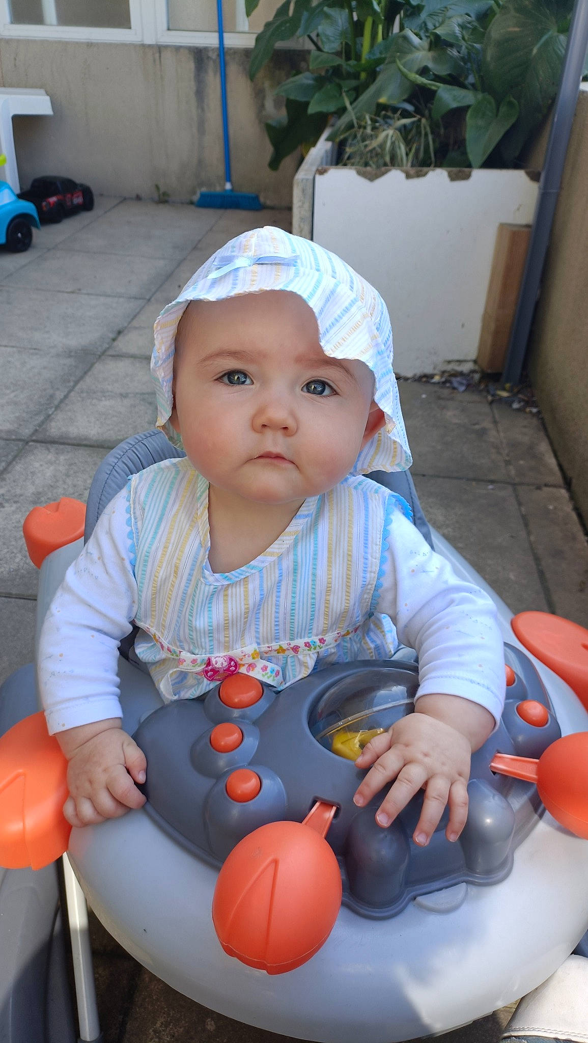 Aurora a rejoint le concours — aidez-le/la à gagner de superbes lots ! baby, baby_products, baby_toddler_clothing, blue, cap, child, dress, fun, hat, headwear, human_body, mouth, orange, people, person, pink, product, recreation, skin, t_shirt