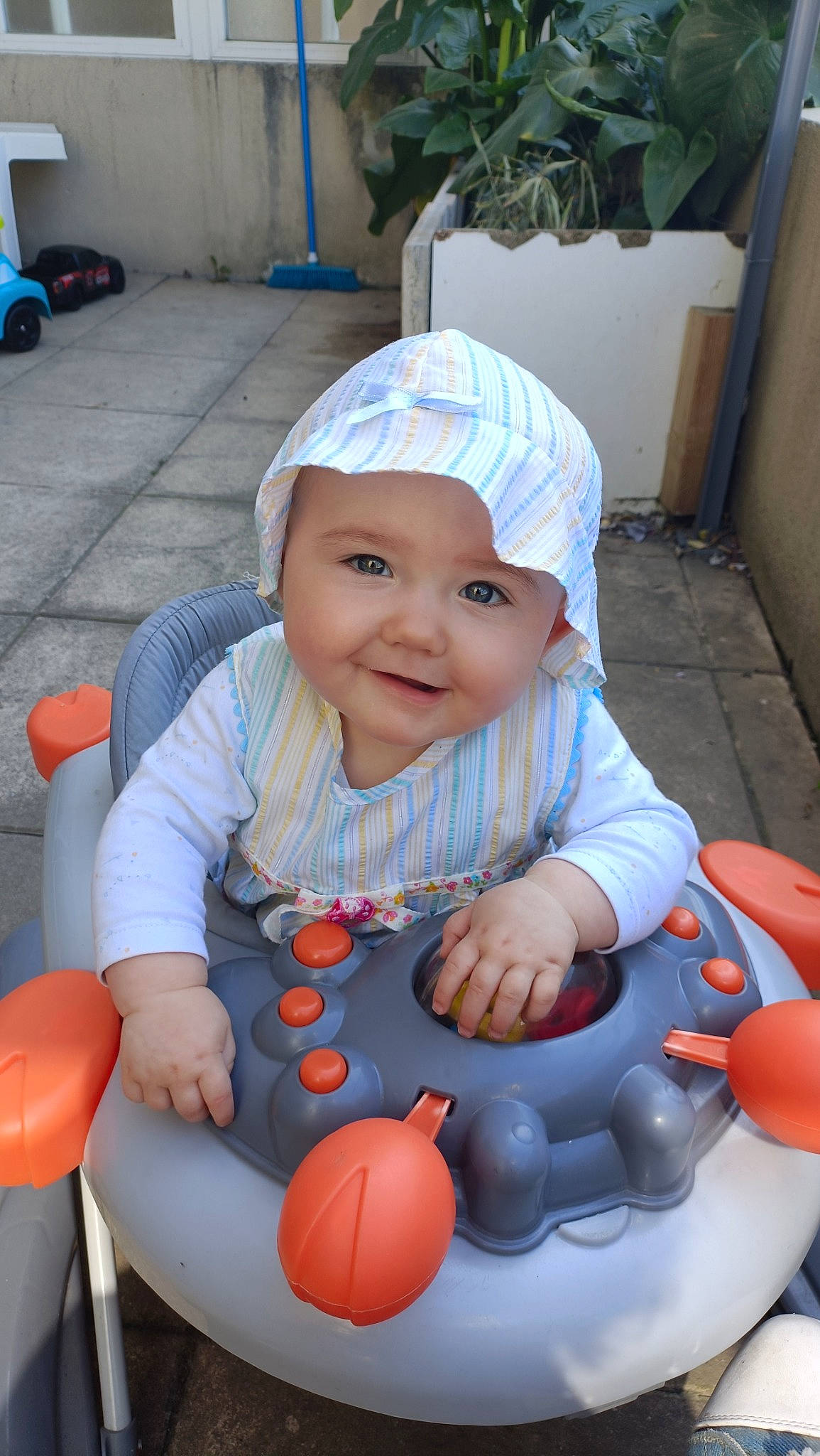 Aurora a rejoint le concours — aidez-le/la à gagner de superbes lots ! baby, baby_products, baby_toddler_clothing, blue, cap, chair, child, eye, facial_expression, fun, happy, head, headwear, human_body, joy, mouth, person, recreation, skin, smile