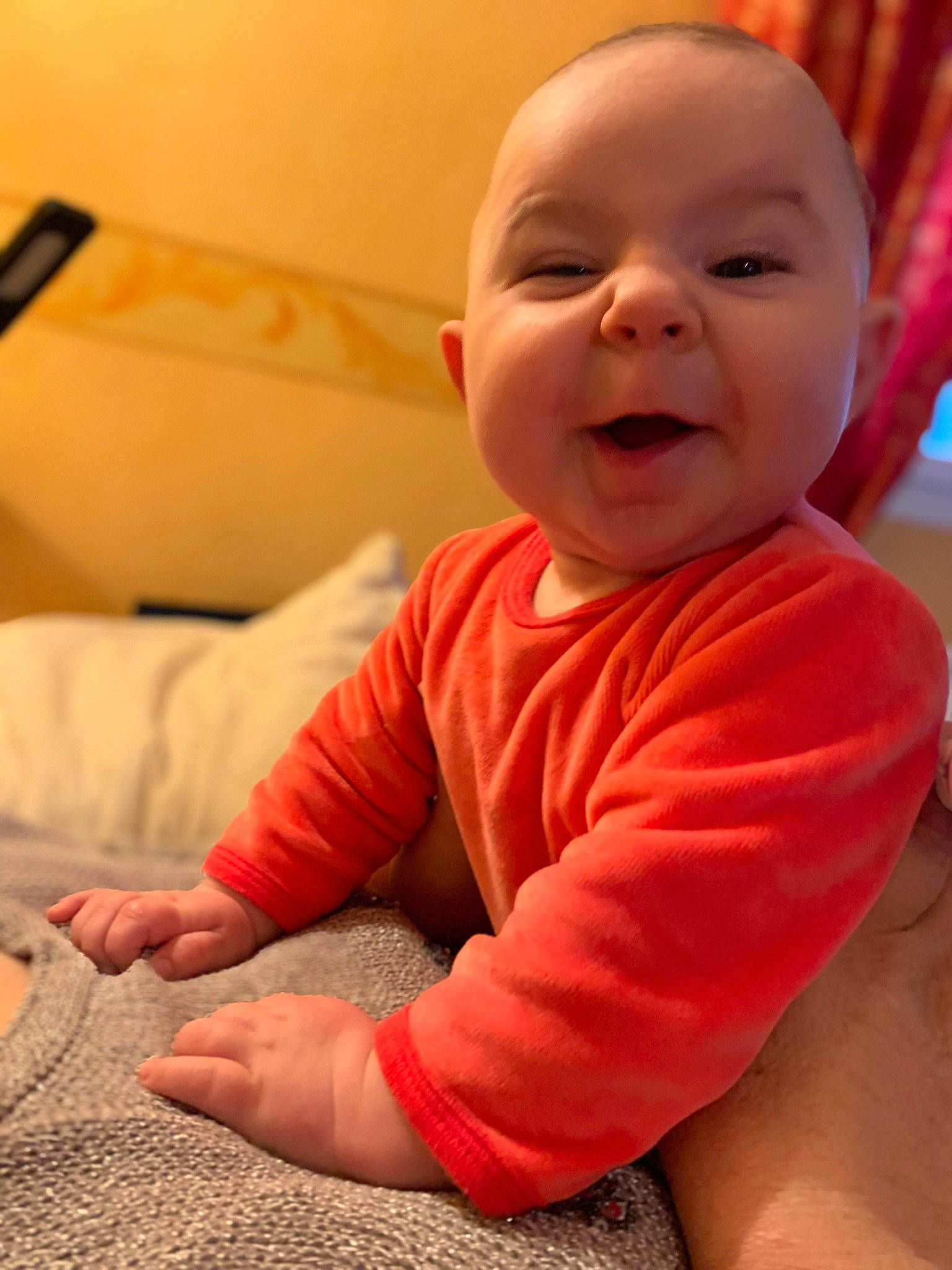 Mia a rejoint le concours — aidez-le/la à gagner de superbes lots ! baby, baby_laughing, baby_toddler_clothing, cheek, chin, comfort, finger, fun, happy, head, lip, mammal, mouth, nose, orange, person, skin, sleeve, smile, textile