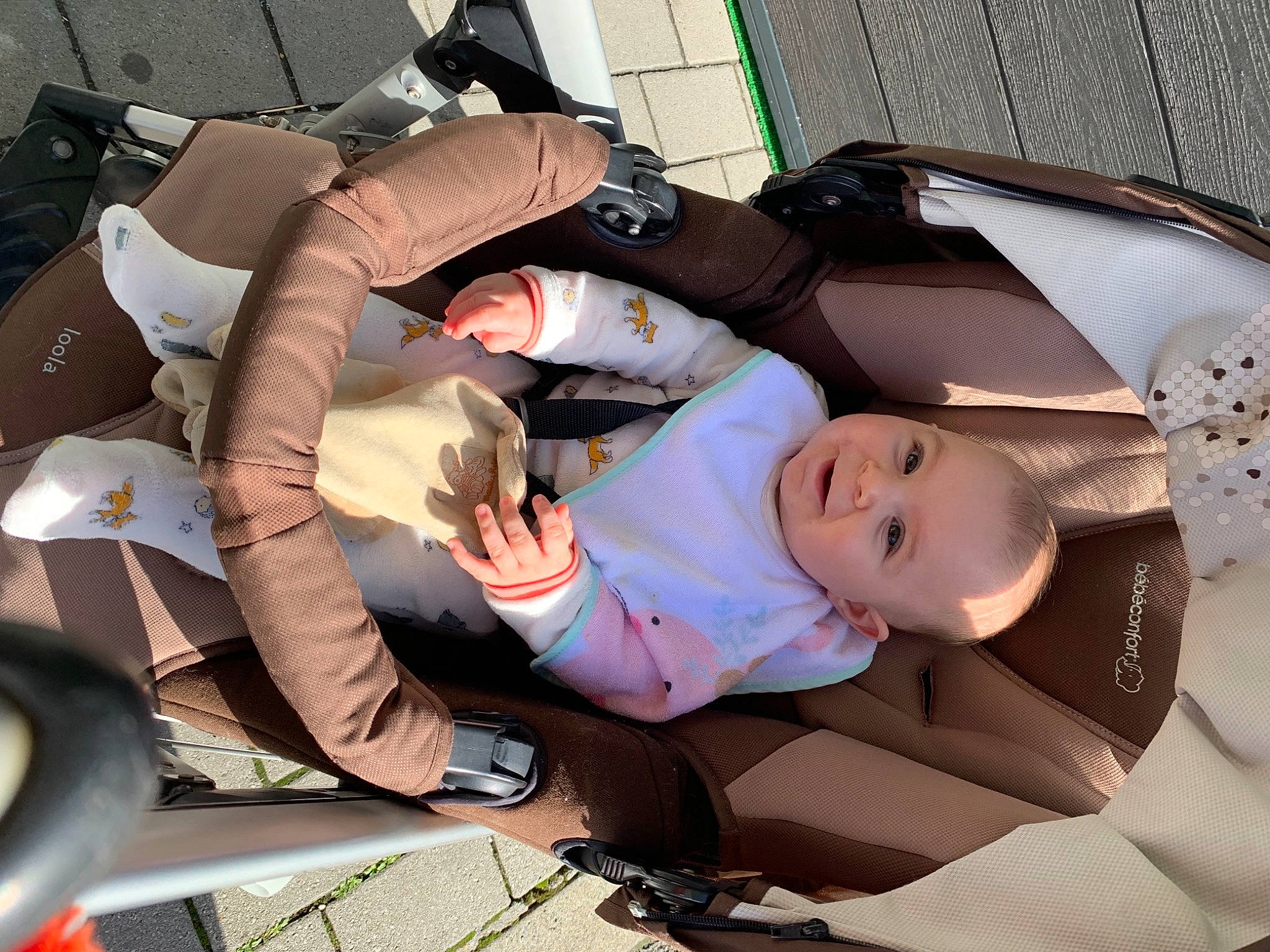 Mia a rejoint le concours — aidez-le/la à gagner de superbes lots ! auto_part, automotive_design, automotive_exterior, baby, baby_carriage, baby_products, car_seat, child, comfort, human_leg, lap, luxury_vehicle, motor_vehicle, person, shoe, sitting, sneakers, thigh, tire, toddler