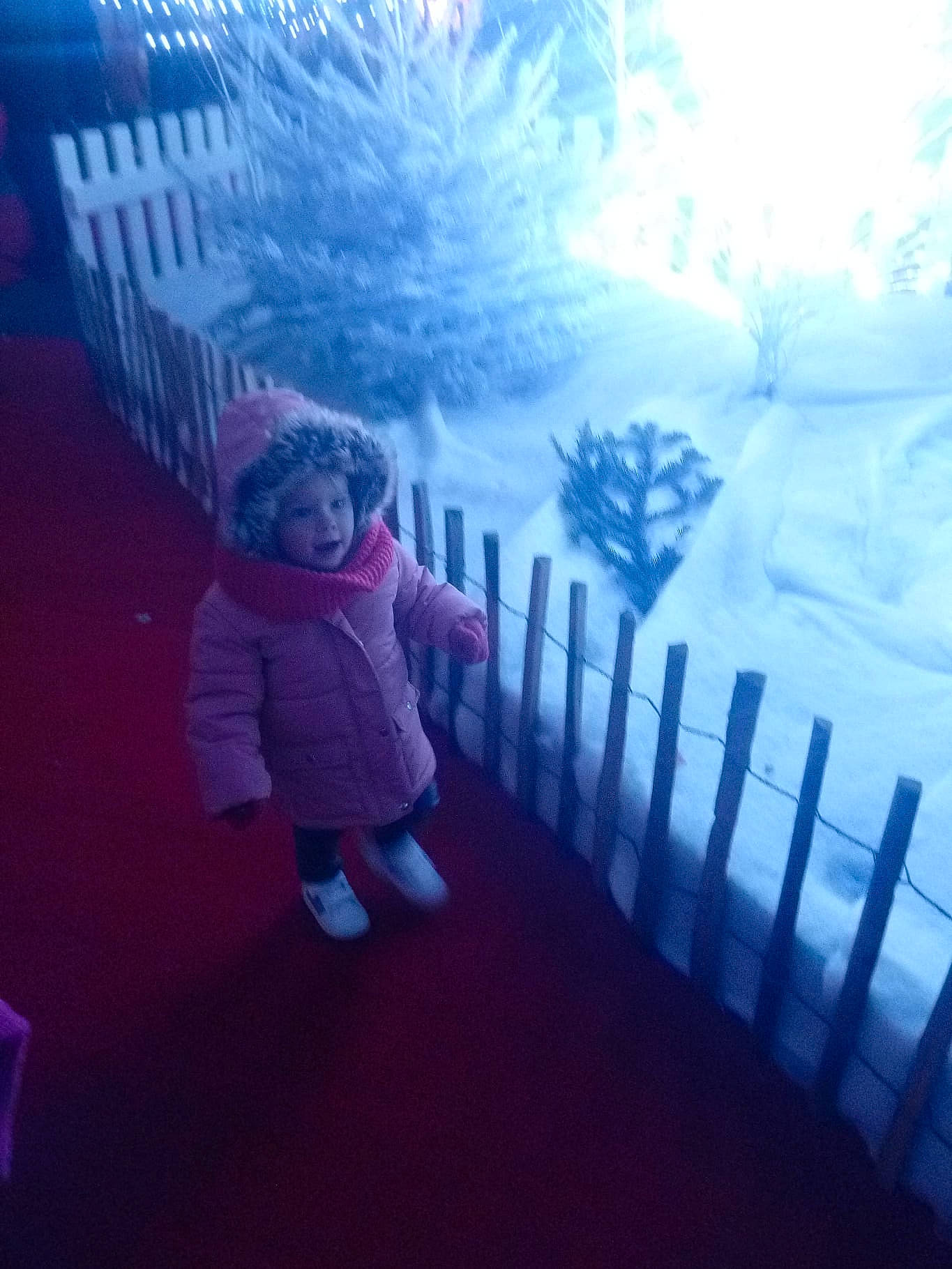 Lya a rejoint le concours — aidez-le/la à gagner de superbes lots ! baby, baby_toddler_clothing, fence, freezing, handrail, home_fencing, human_body, person, snow, sock, toddler, winter