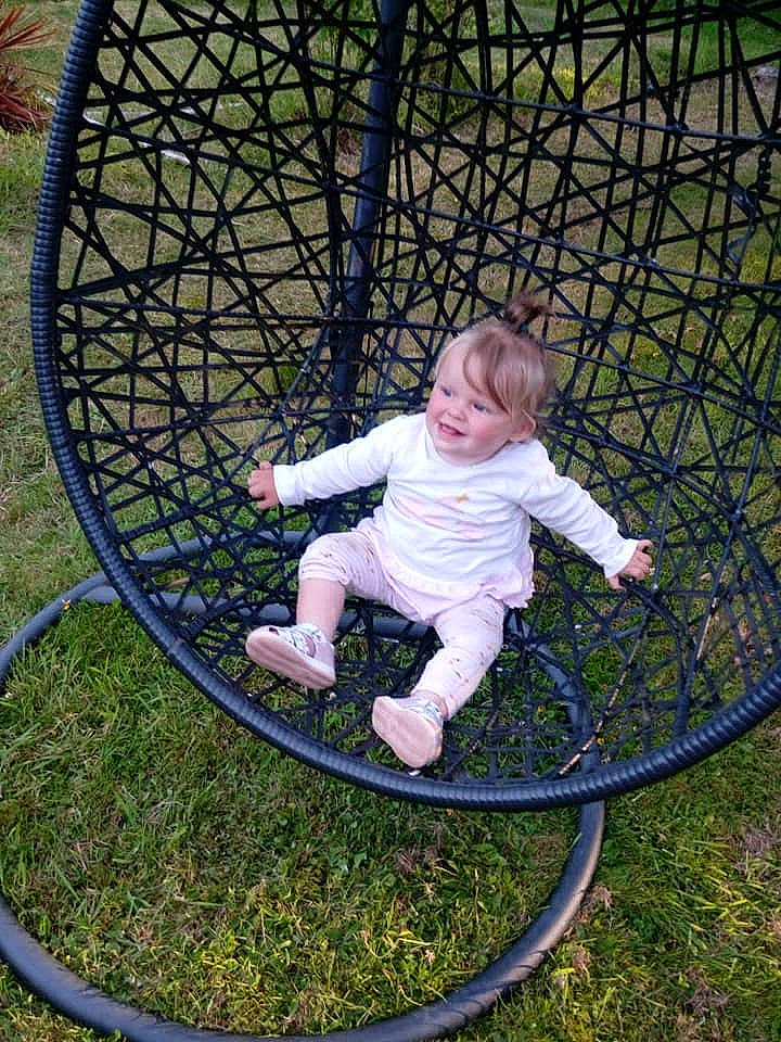 Lya participe au concours pour gagner de l'argent avec cette photo : baby, baby_toddler_clothing, balance, basket, beauty, bicycle_tire, bicycle_wheel_rim, child, circle, joy, people_in_nature, person, play, playground, product, spoke, swing, toddler