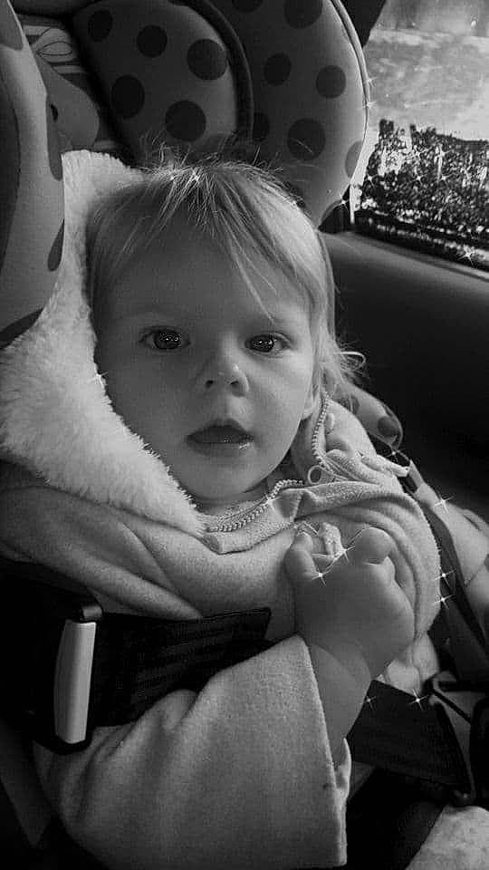 Lya a rejoint le concours — aidez-le/la à gagner de superbes lots ! baby, baby_products, baby_toddler_clothing, cheek, child, monochrome, person, stuffed_toy, toddler