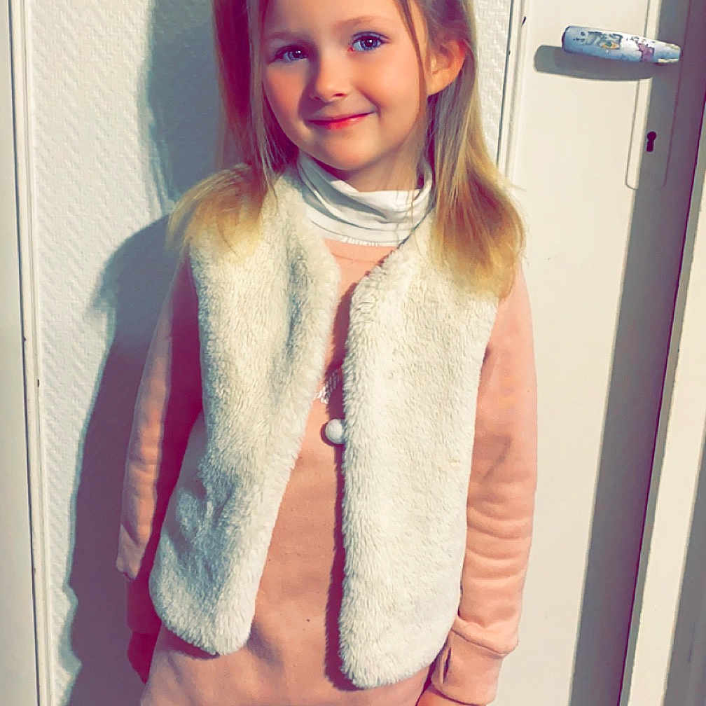 Aschley participe au concours pour gagner de l'argent avec cette photo : blazer, blonde, child, clothing, coat, costume, door, face, female, fur, girl, hair, happy, head, jacket, knitwear, person, photography, portrait, sweater