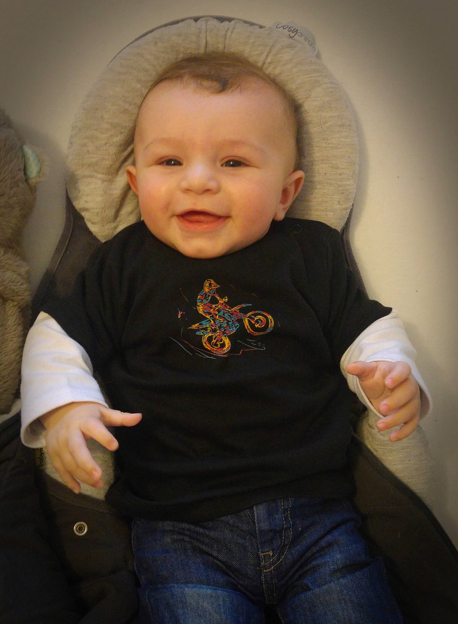 Marcel participe au concours pour gagner de l'argent avec cette photo : baby, blond, cheek, child, chin, eye, face, finger, head, joy, outerwear, person, product, skin, sleeve, smile, standing, toddler