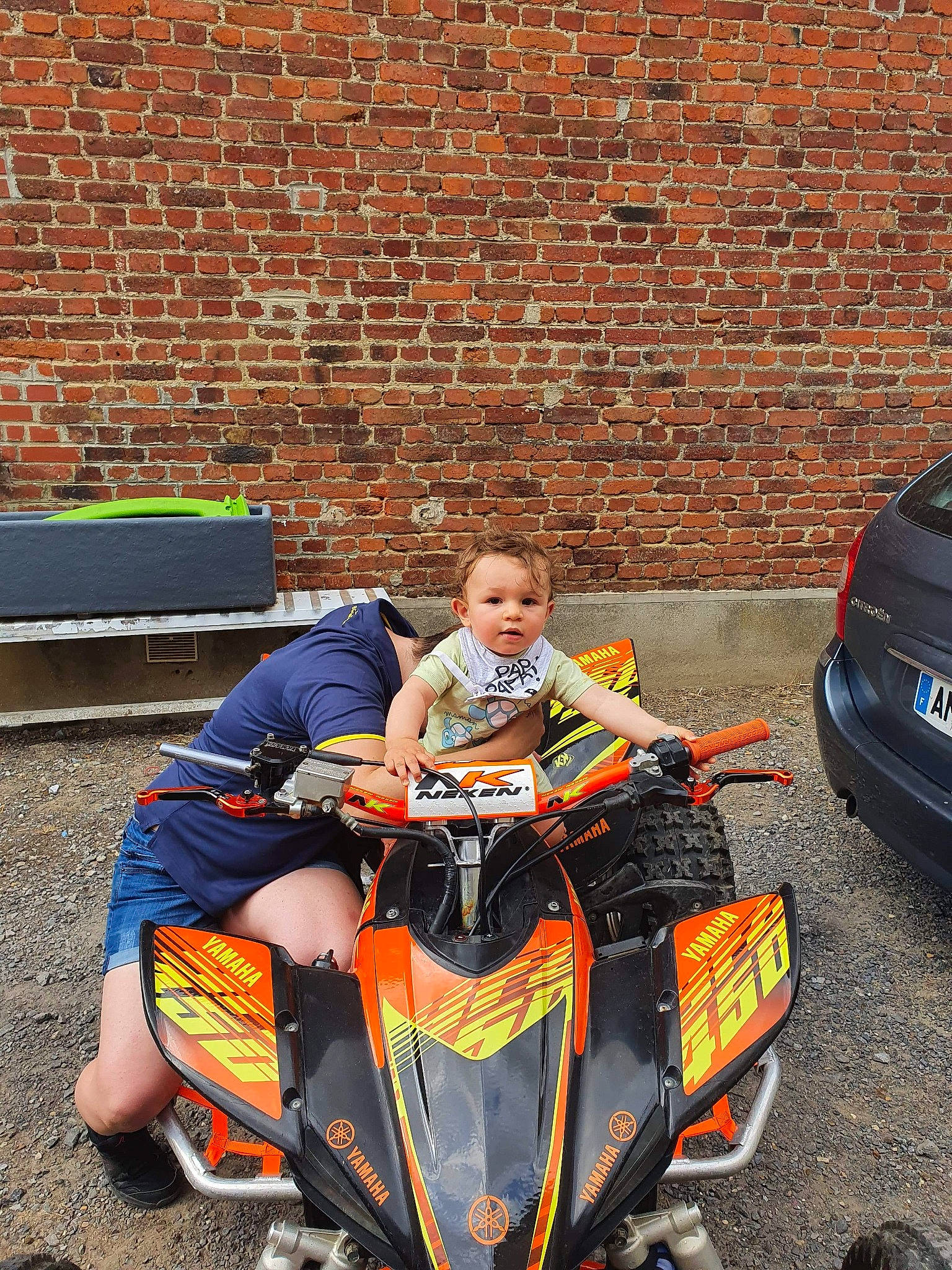 Marcel participe au concours pour gagner de l'argent avec cette photo : auto_part, automotive_exterior, automotive_tire, car, motorcycle_accessories, person, vehicle