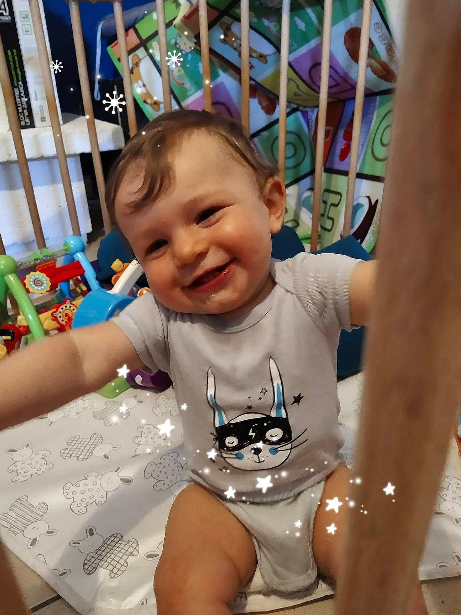 Marcel participe au concours pour gagner de l'argent avec cette photo : baby, cheek, child, fun, joy, person, play, smile, toddler