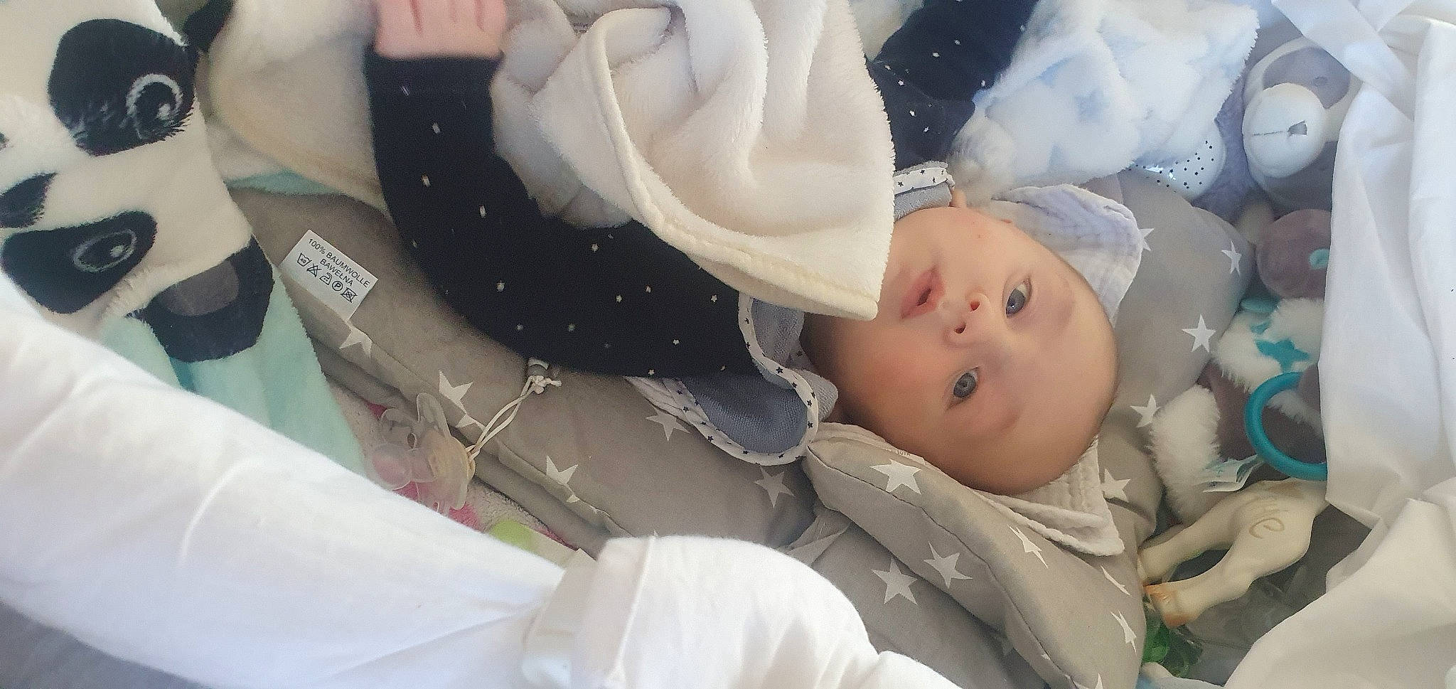 Mathieu participe au concours pour gagner de l'argent avec cette photo : baby, baby_products, baby_toddler_clothing, child, comfort, doll, fashion_accessory, hat, linens, pattern, person, toddler, toy, white