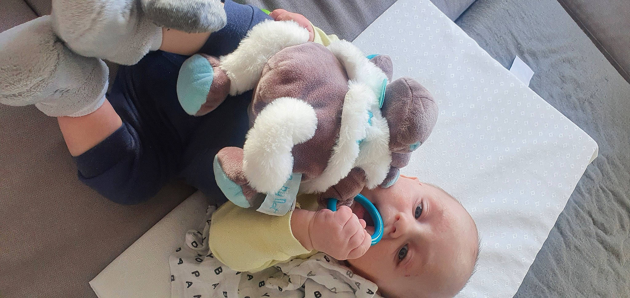 Mathieu a rejoint le concours — aidez-le/la à gagner de superbes lots ! baby, baby_products, baby_toddler_clothing, baby_toys, child, comfort, finger, foot, fur, hand, happy, nail, person, plush, room, stuffed_toy, teddy_bear, thumb, toddler, toy