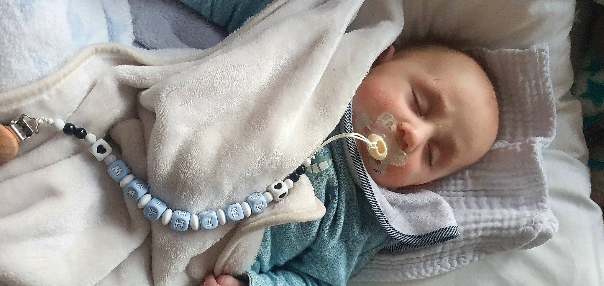 Mathieu participe au concours pour gagner de l'argent avec cette photo : baby, baby_sleeping, baby_toddler_clothing, body_jewelry, cheek, chest, child, chin, close_up, comfort, eyewear, finger, gesture, jewellery, linens, mouth, person, skin, sleeve, toddler